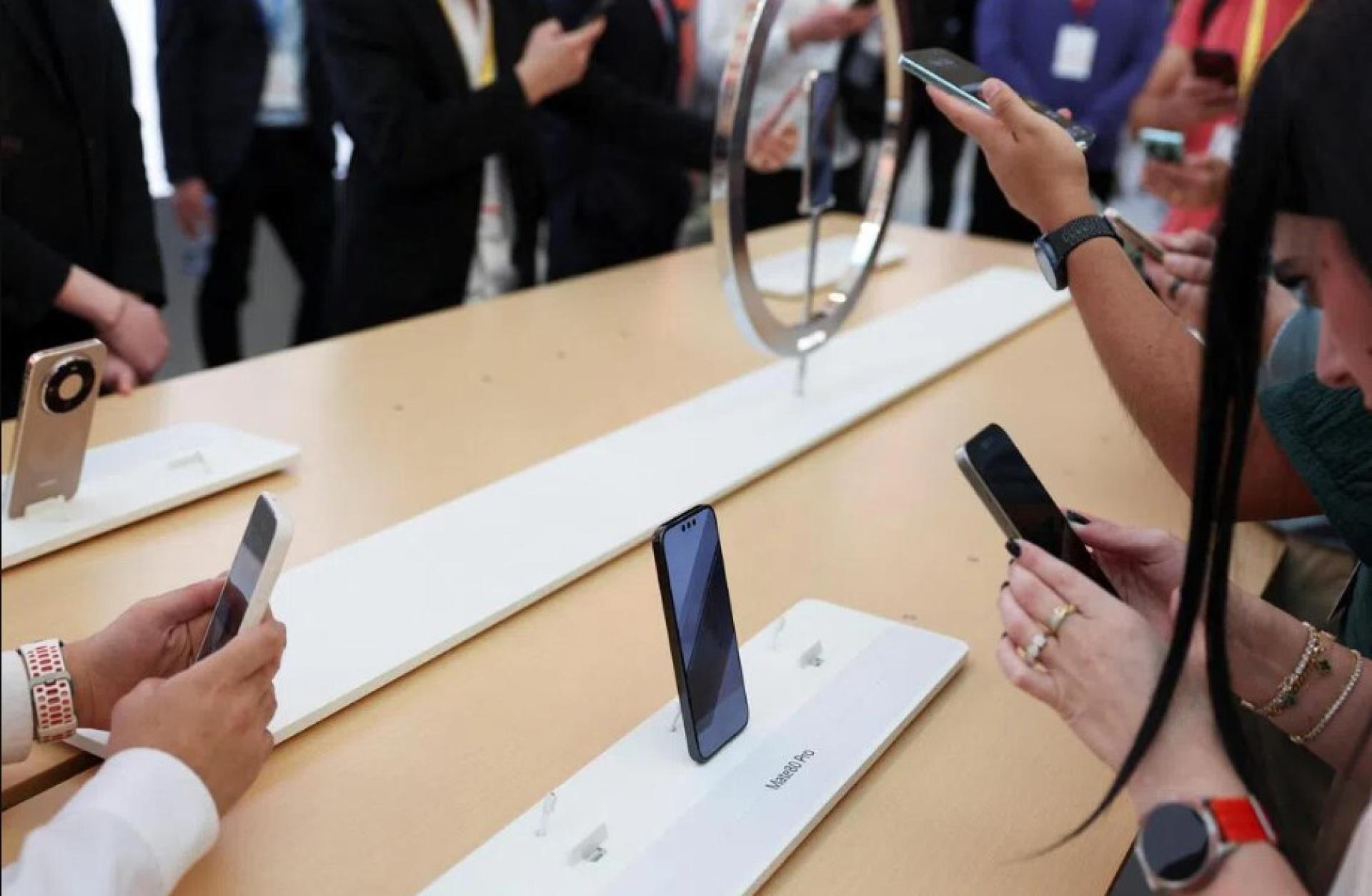 美国联邦通信委员会（FCC）星期五（4月3日）提议，禁止进口部分中国制造商设备。图为西班牙马德里举行的华为新品发布会上展出的华为Mate 80 Pro手机，摄于2026年2月26日。