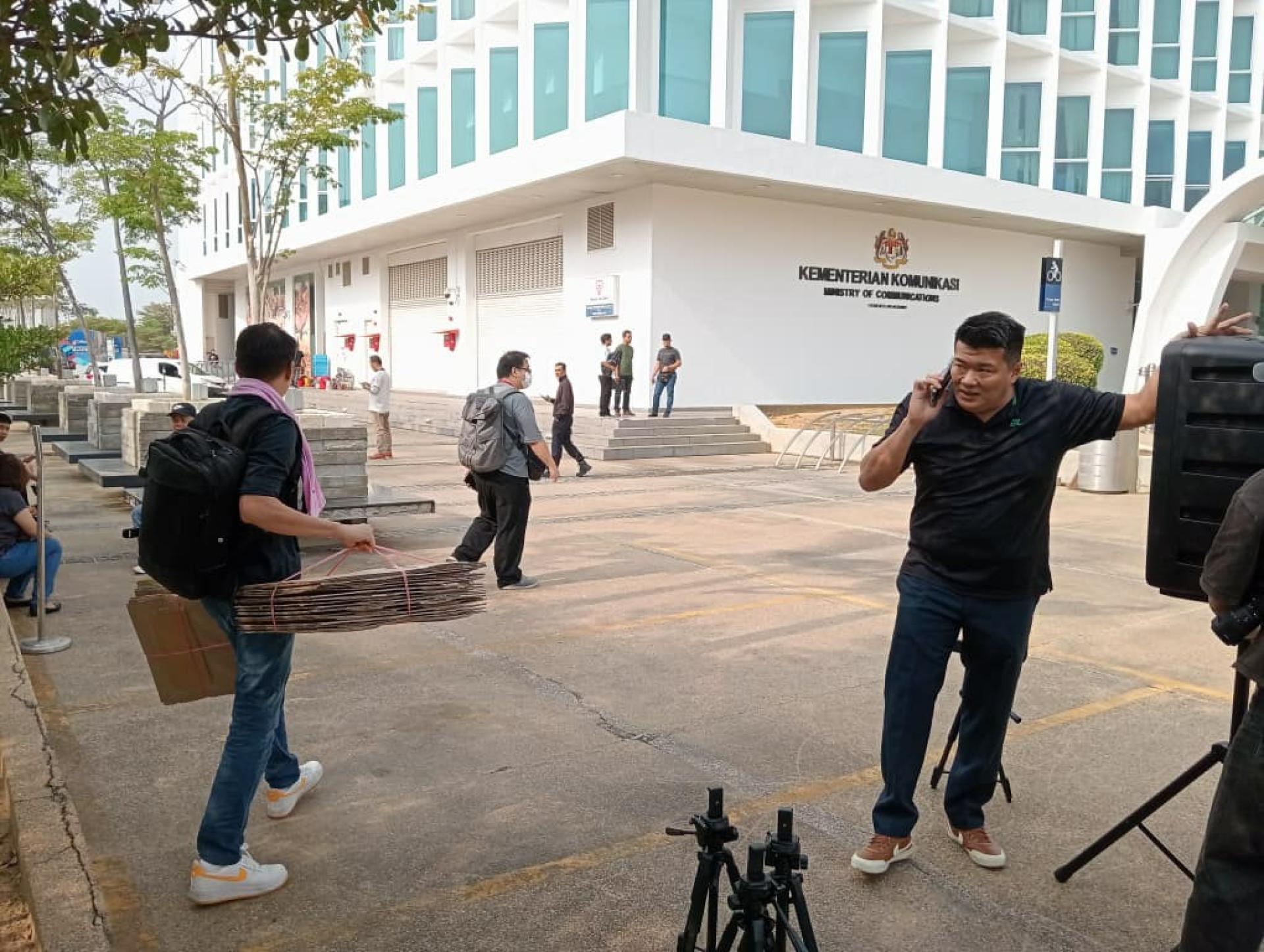 一场以“人民自由发言”为主题的集会于周六上午10时在通讯部总部大楼前举行，一些民众在上午9时许陆续到场，现场气氛平和有序。