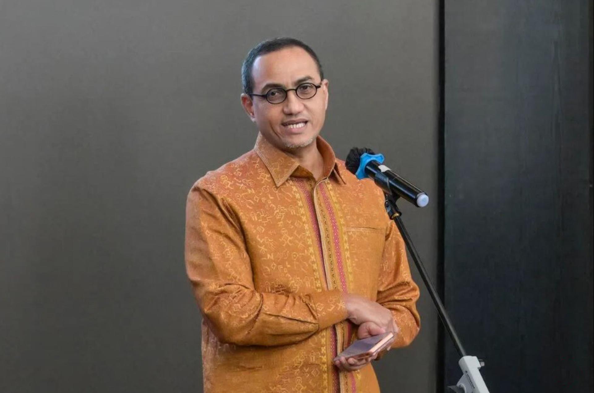 印尼金融服务管理局资本市场、金融衍生品及碳交易监管执行主任哈桑周四召开记者会，回应MSCI指印尼上市公司股权结构缺乏透明度，以及市场实际流通股数量过低所提出的投诉。