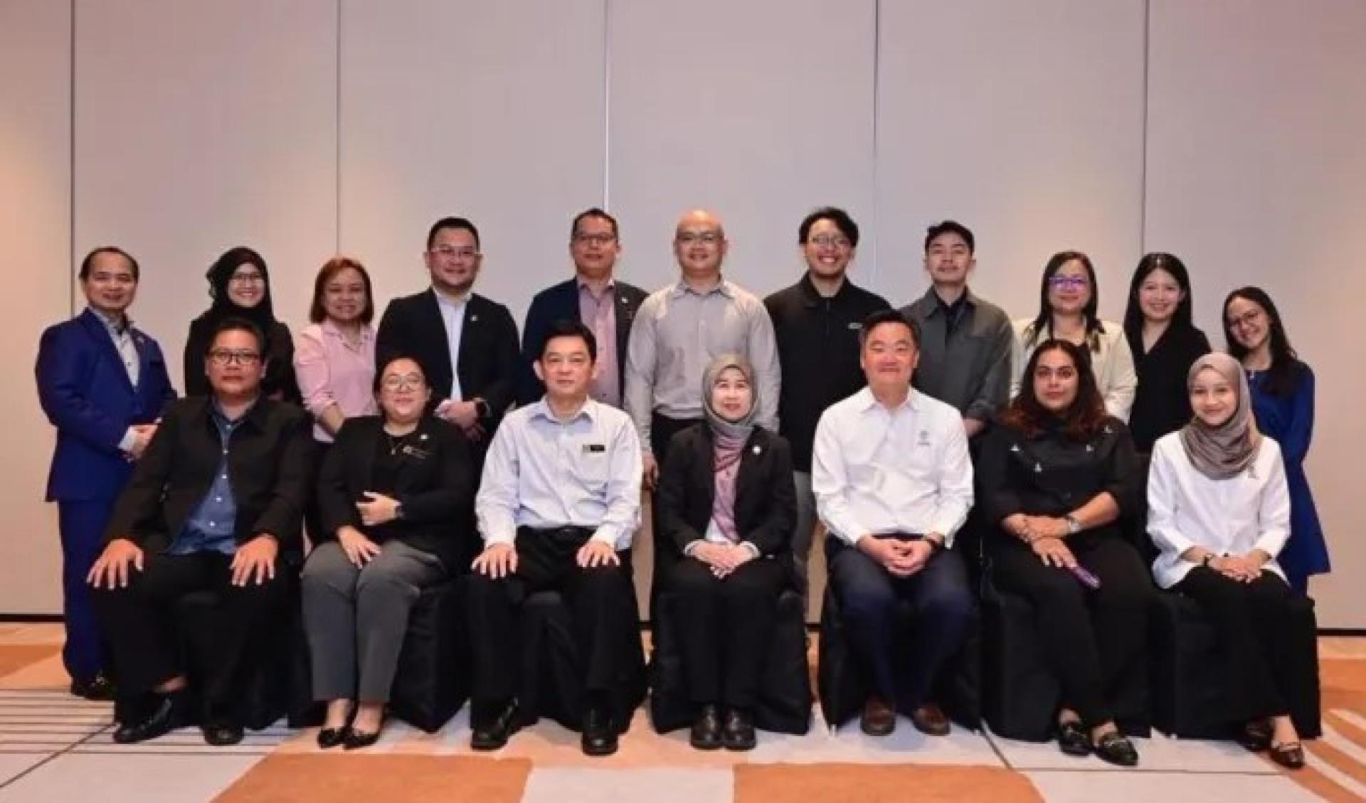 砂拉越自然资源与环境局官员与Bureau Veritas（马）有限公司培训员于古晋普尔曼酒店举行OGDP及FVMP工作坊后合影。