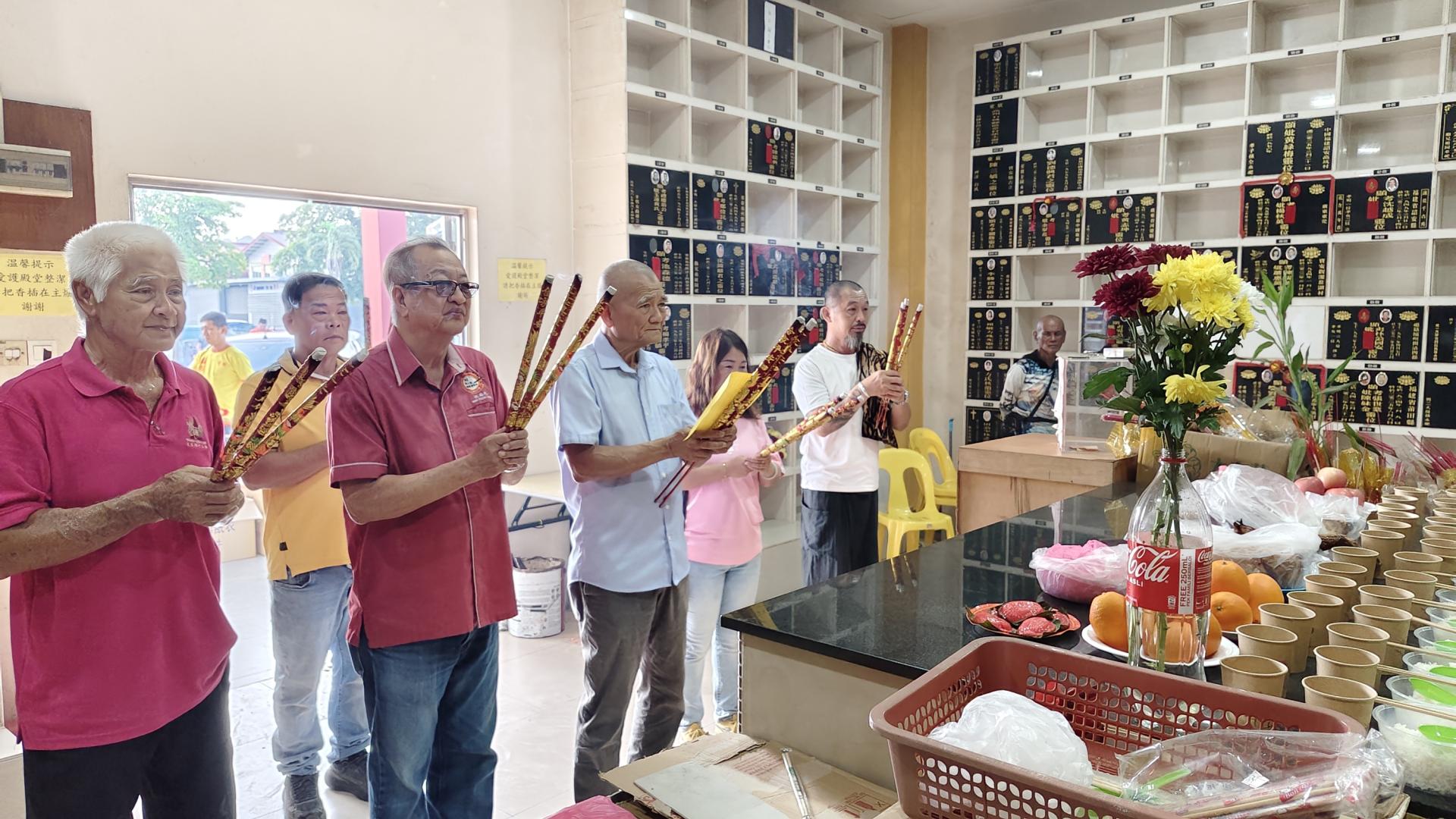 美里华人慈善信托委员会主席兼天猛公杨惠生（前排左3）诵读祭文，率领理事成员在珠巴华人义山祭亭举行清明春祭仪式，场面庄严肃穆。