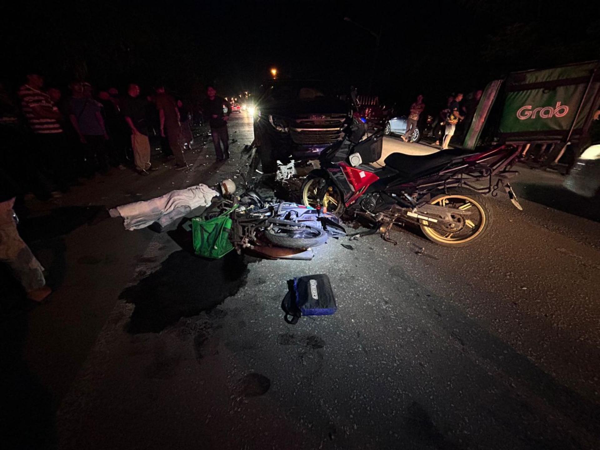 涉祸皮卡与摩托车在事故后停在现场，场面一片狼藉。