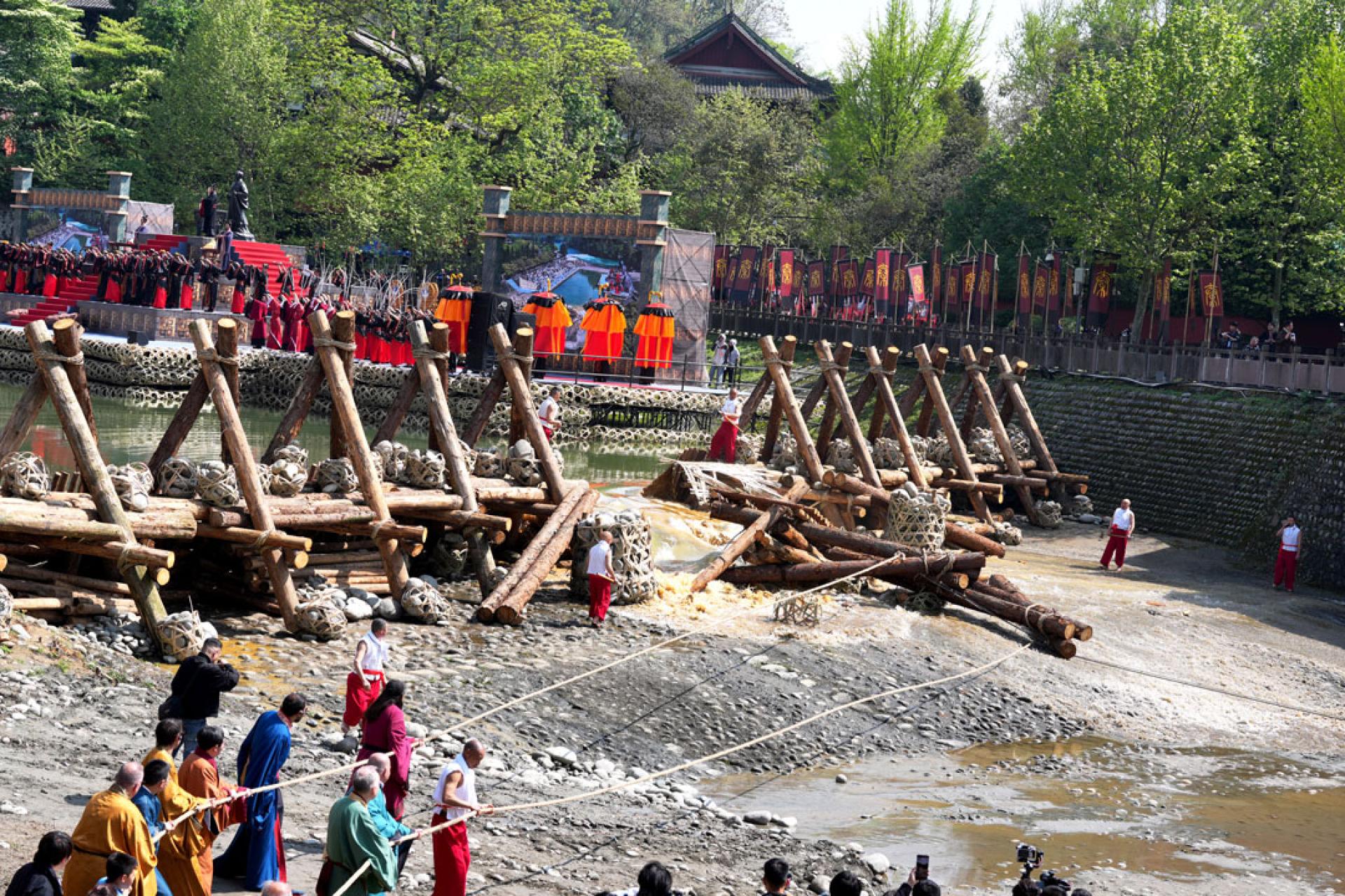 都江堰放水节在四川都江堰启幕，图为砍杩槎放水。