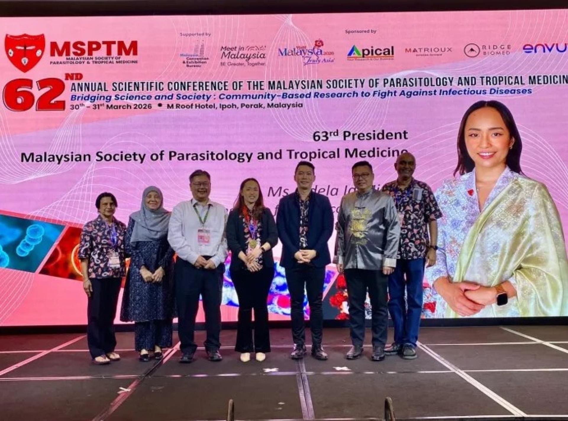 阿黛拉艾达（中）被任命为MSPTM第63任主席，两旁为前任学会主席。