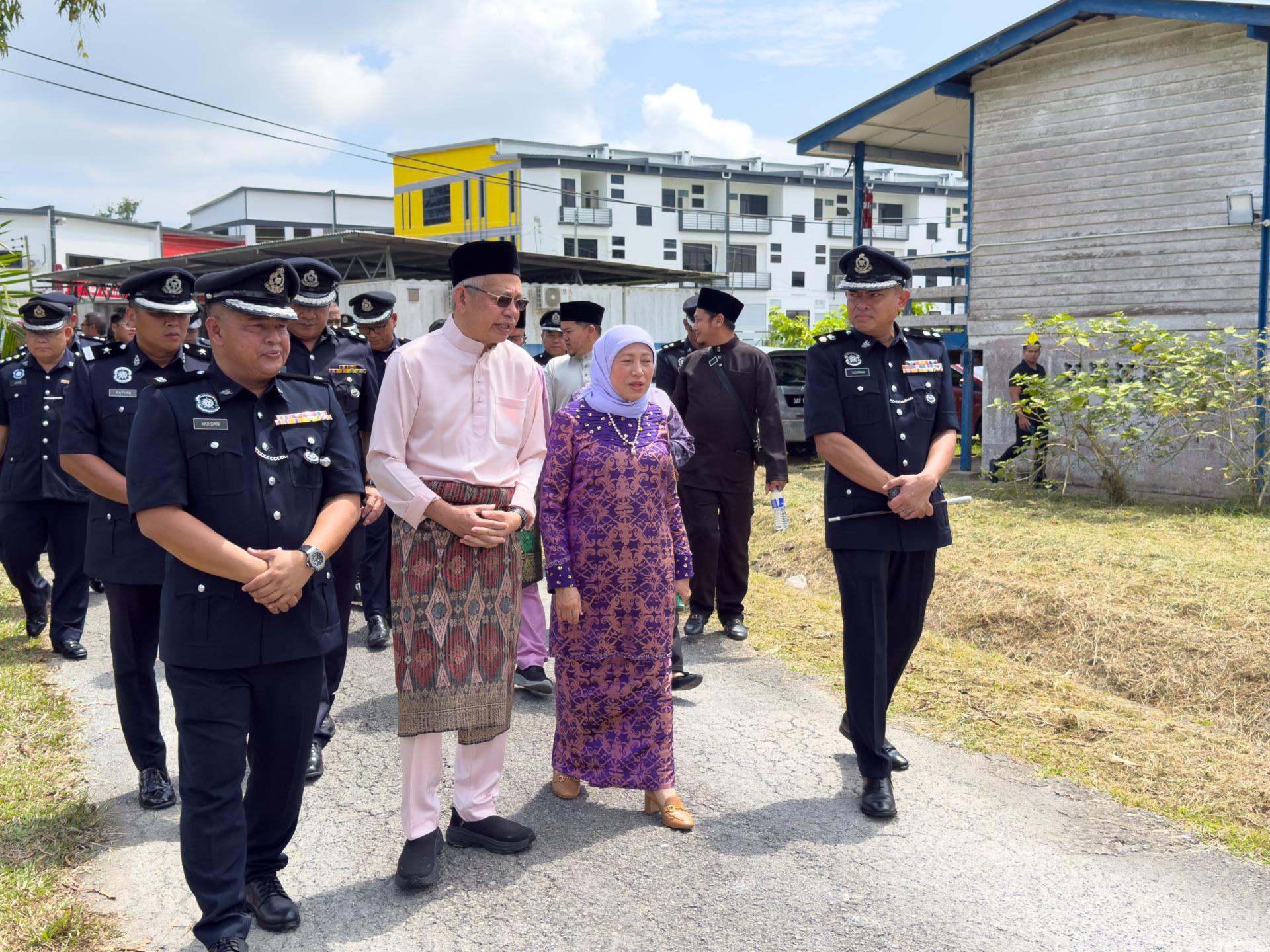 拿督斯里南茜（右2）对伦乐警区总部进行工作访问。