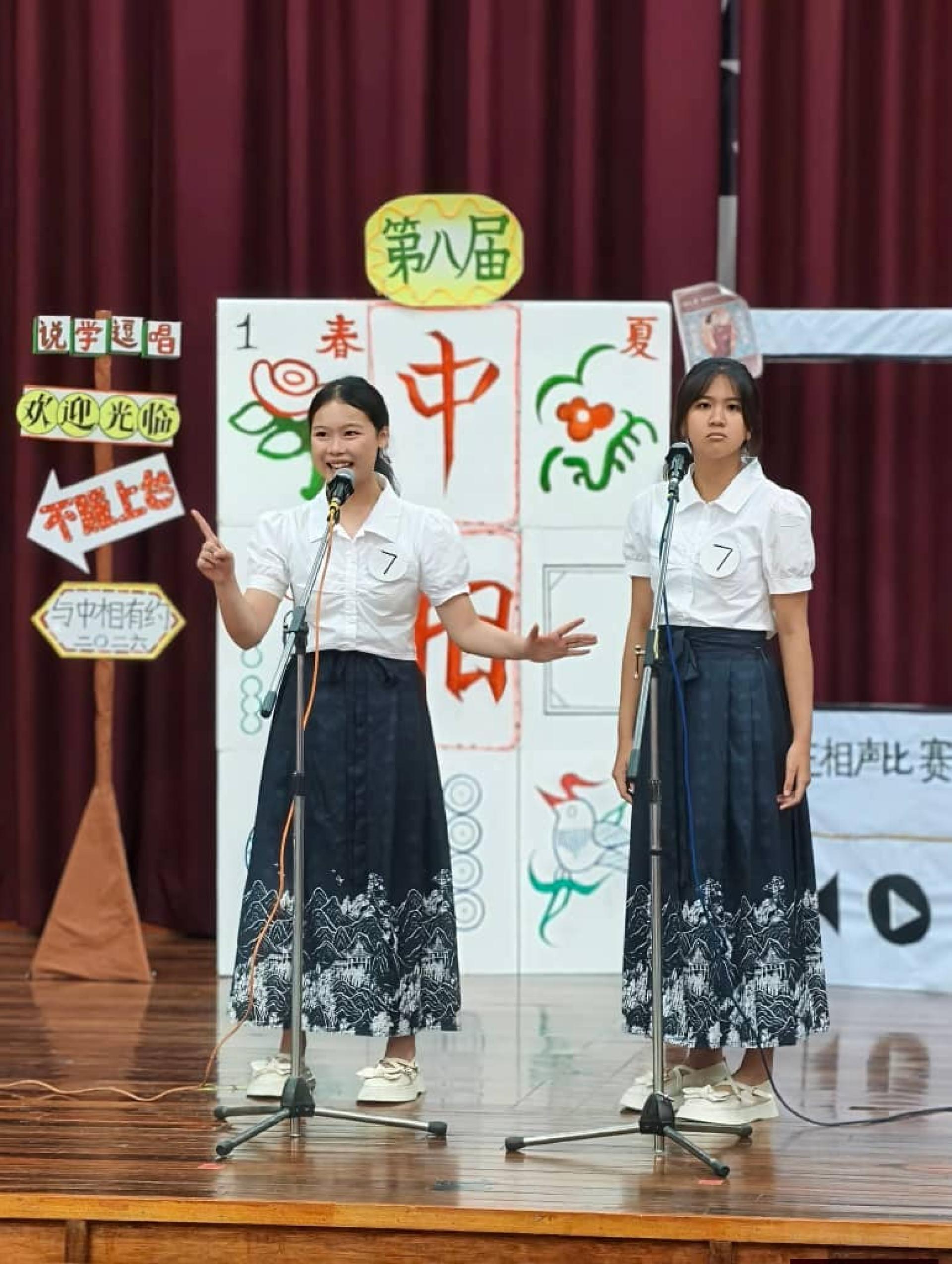 培中相声演员锺馨洁（左）和蒋祖宁（右）。