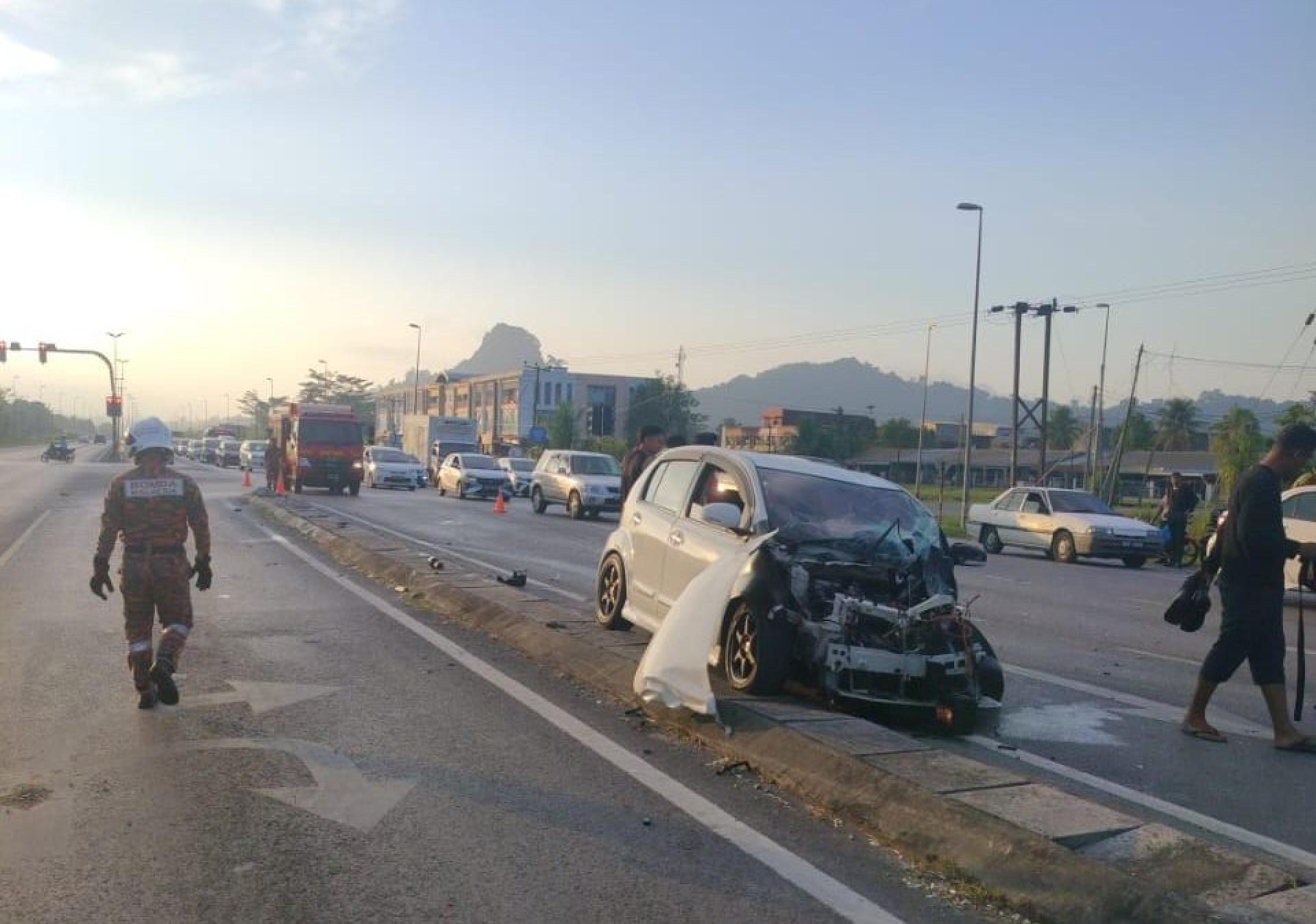 迈威轿车前方撞得稀烂。