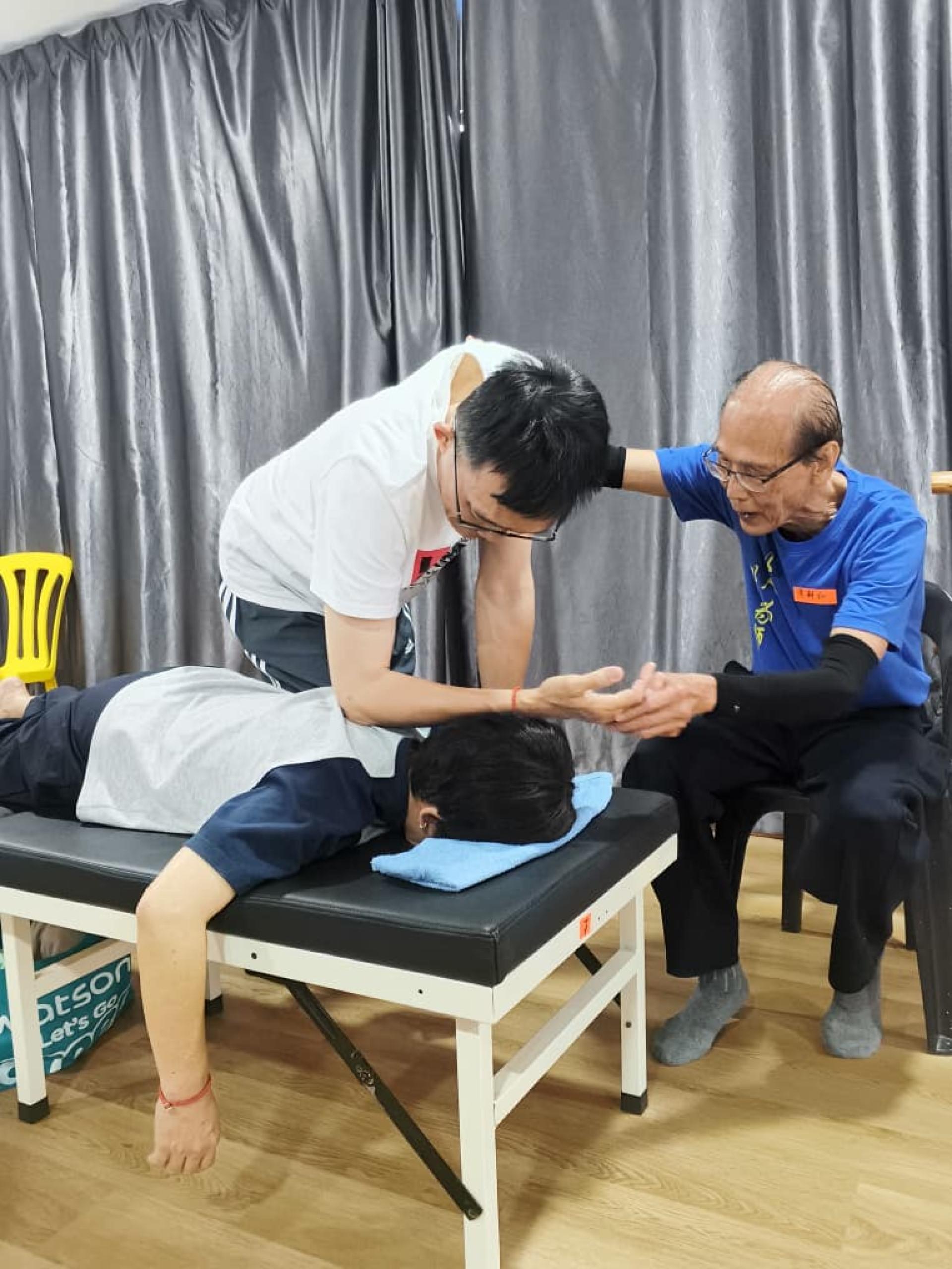 原始点公益班设有实操环节，让学员现场学习保健手法。