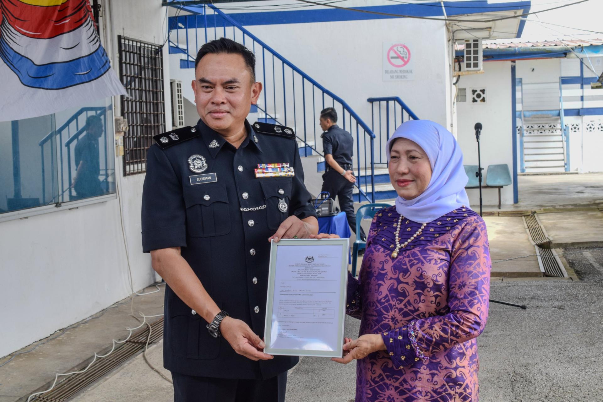 南茜（右）移交官方信件给苏迪曼。