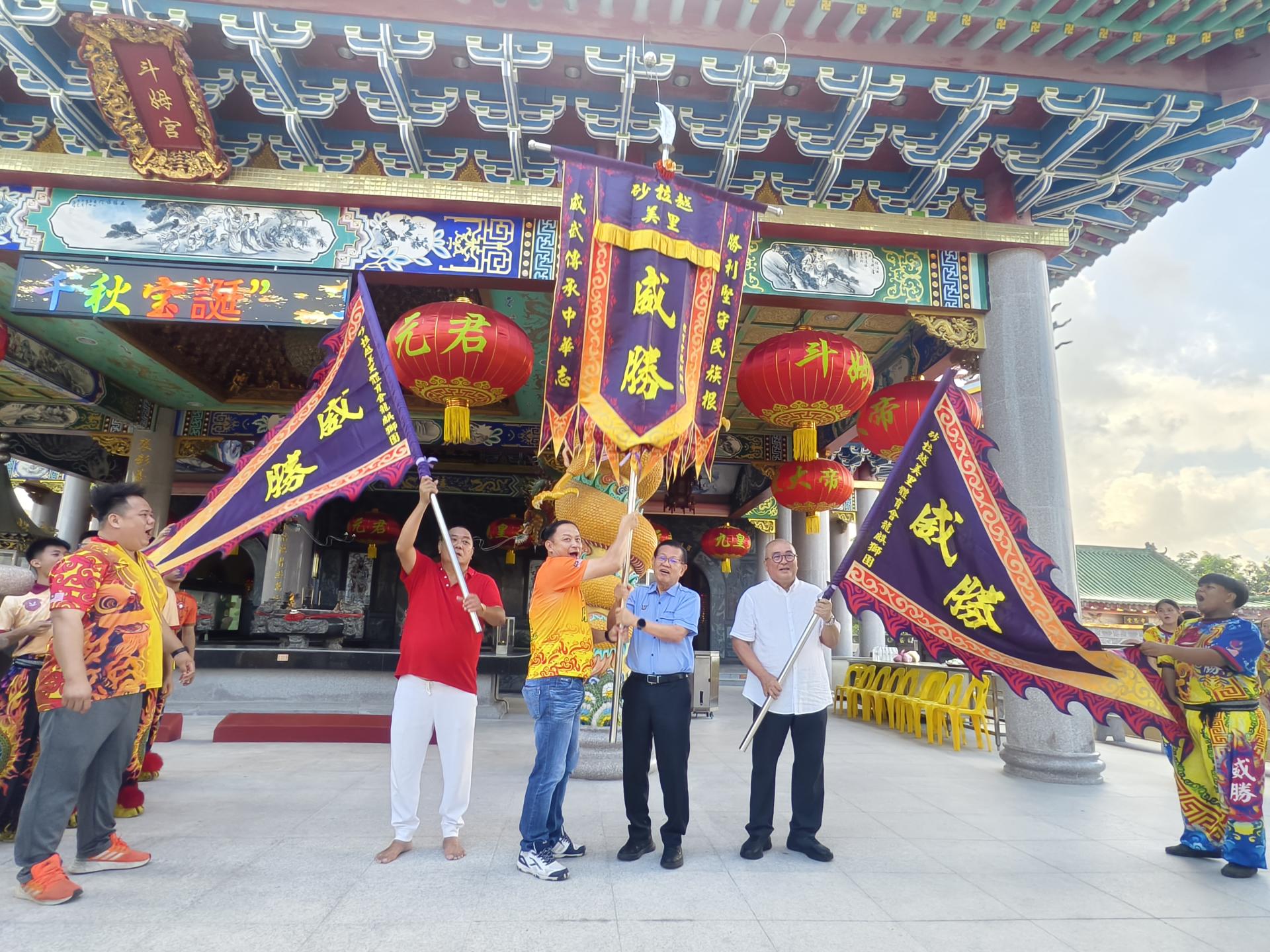 美里省海龙寺住持吴青龙师尊、美里威胜体育会龙麒狮团主席池志达、砂拉越交通部长拿督斯里李景胜，以及美里市长俞小珊于帅旗开光仪式上合影，祝愿“第四届古来文化节之狮王争霸赛”旗开得胜。