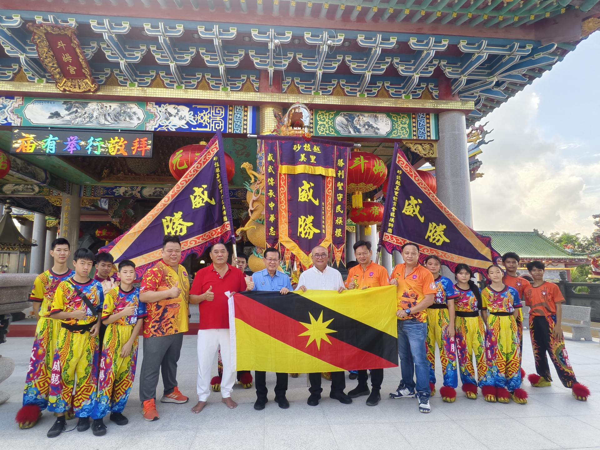 砂拉越美里威胜体育会龙麒狮团举行帅旗开光暨“第四届古来文化节之狮王争霸赛”授旗仪式合影。前排左4起为教练池志进、美里省海龙寺住持吴青龙师尊、砂拉越交通部长拿督斯里李景胜、美里市长俞小珊、教练骆曼华及主席池志达。
