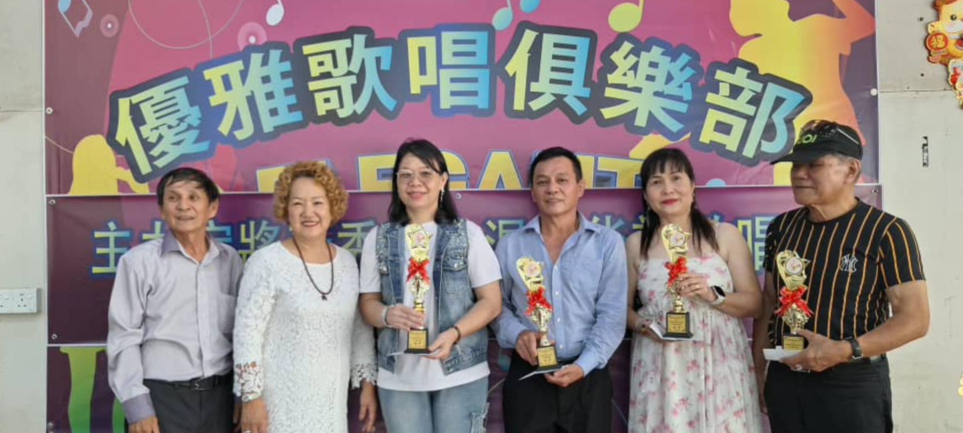 左1起为歌赛负责人沈肥平、赞助人郑洁玲与冠亚季殿得奖歌手合影。