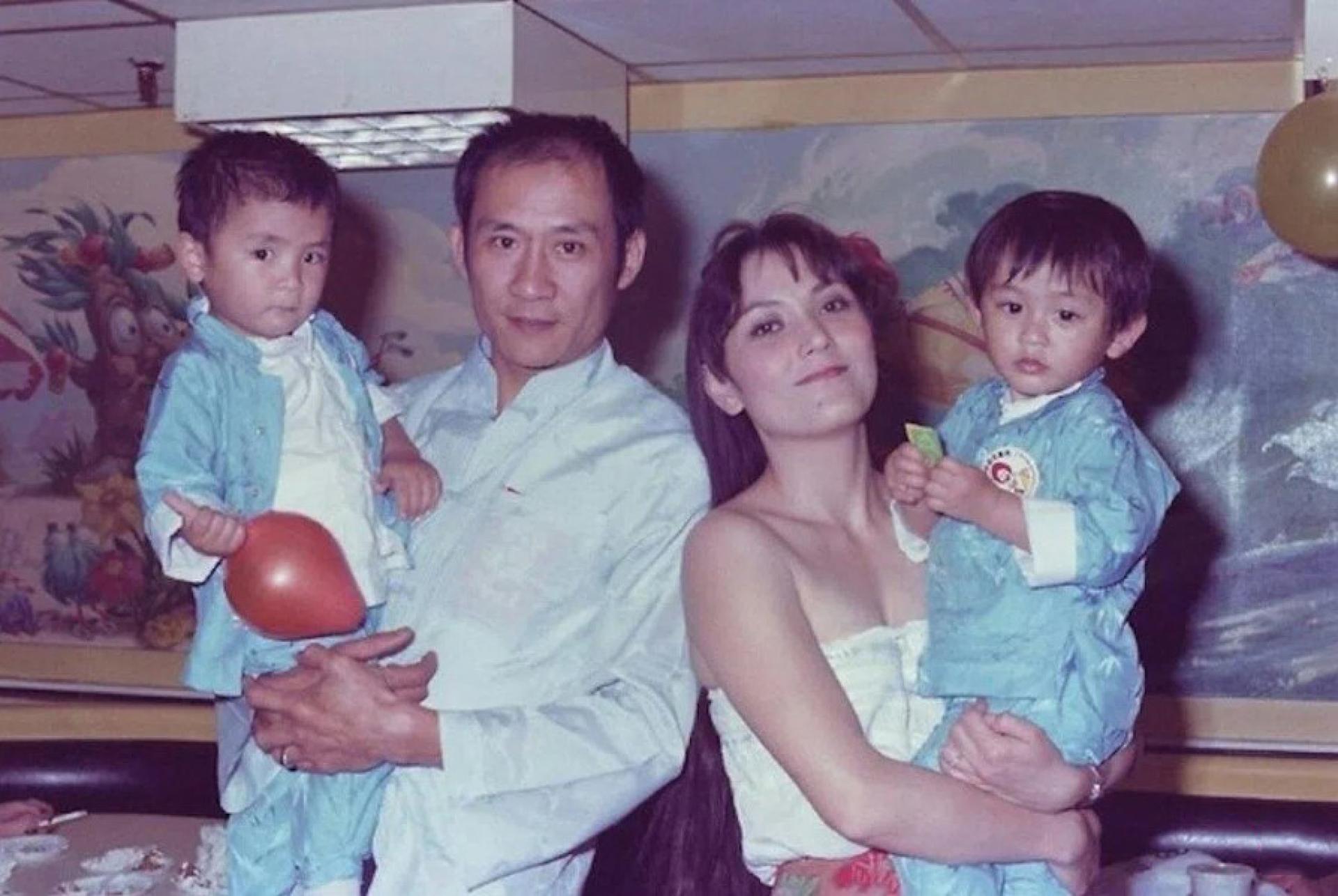 李家鼎（左2）与施明（右2）当年让双胞胎儿子李泳汉（右1）和李泳豪以童星身份演戏。