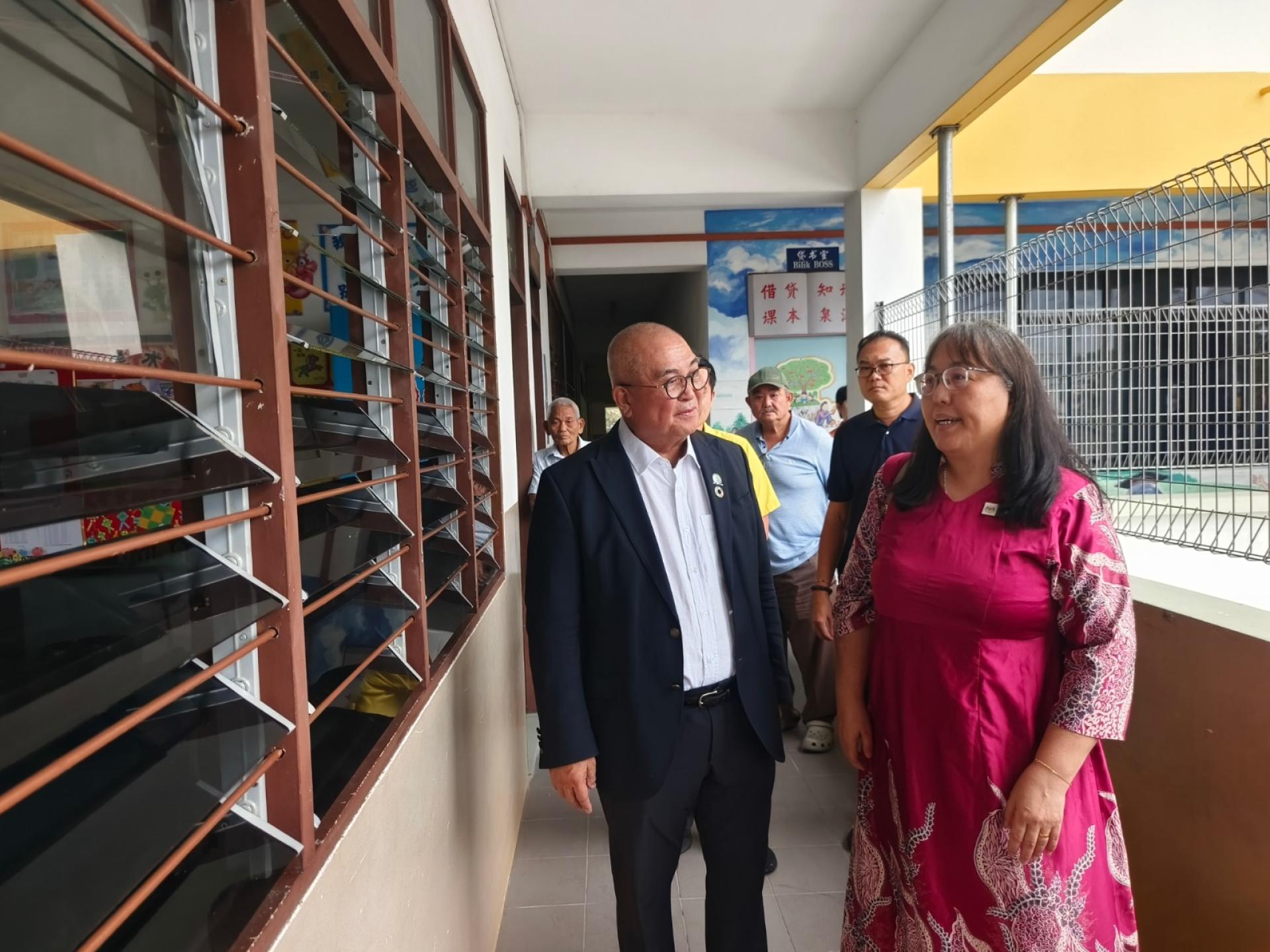 美里市长兼埔奕区议员俞小珊（左）在珠巴中华公学校长郑鉥沄（右）陪同下，巡视已完工的铁花及百叶窗。