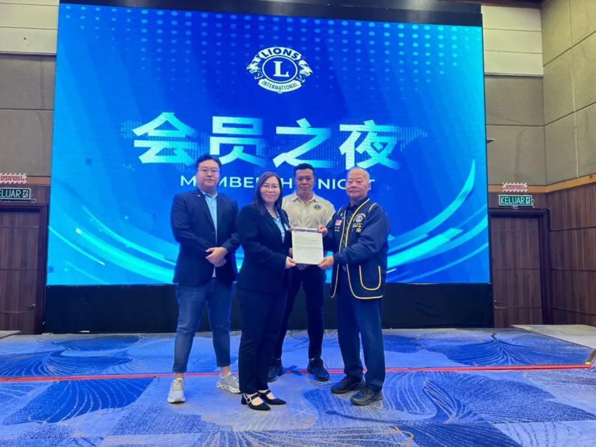 美里文华狮子会会长蒋敏奉（左2）代表颁发30年服务资历表彰奖予该会前会长兼创会会员拿督斯里刘久健，右2为国际狮子会308A2区第四专区主席张永亨，左为国际狮子会308A2区第四专区第10分区主席楊良權。