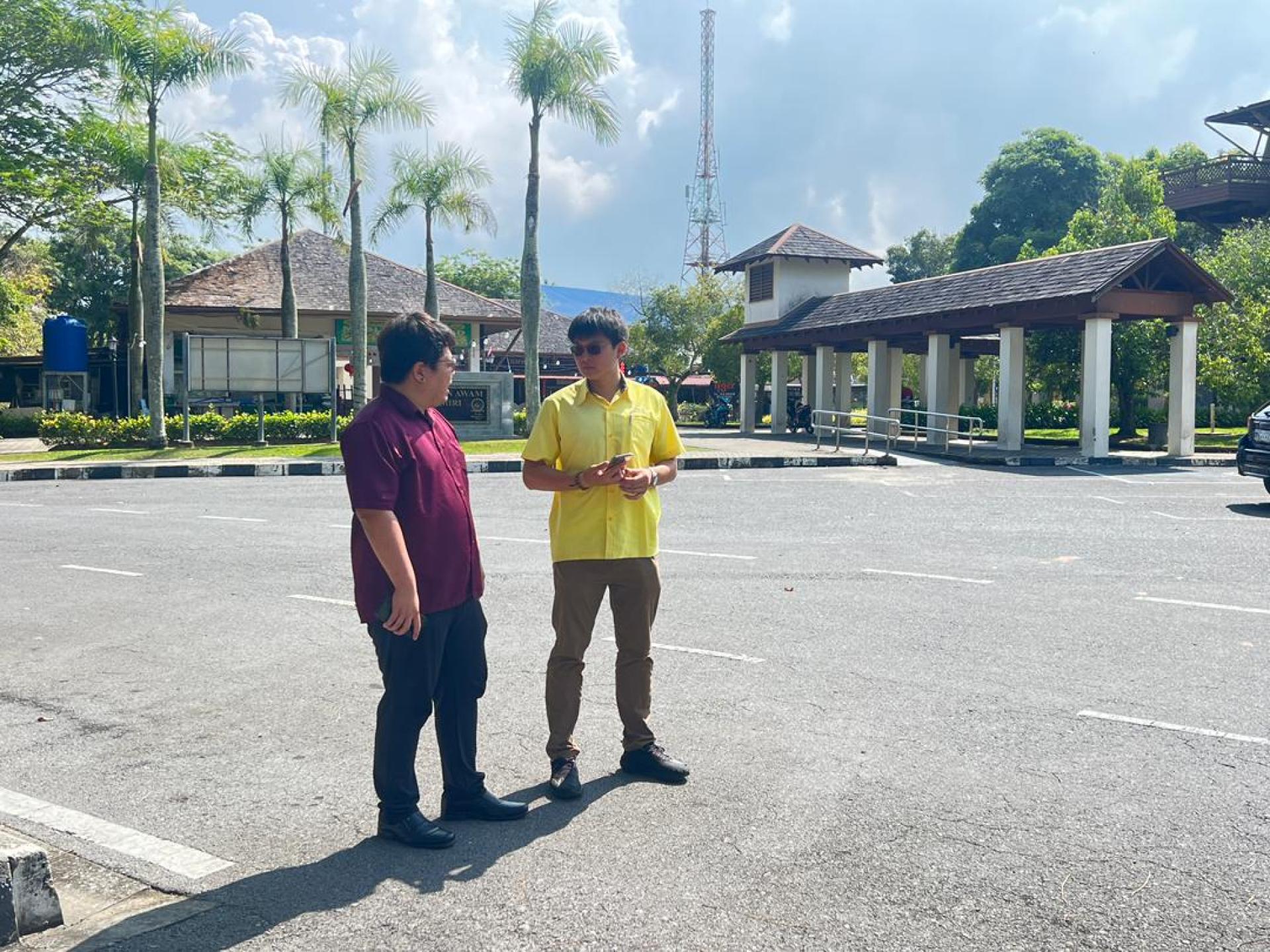 陈超耀机要秘书谢家洪（右）与美里市政局工程部官员，了解在美里公共公园停车区域安装照明设施的情况。