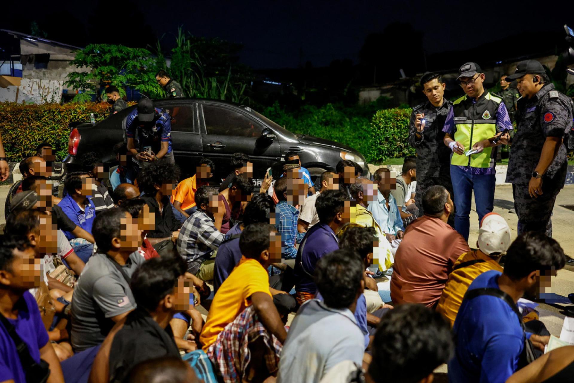 移民局连同其他执法单位捣破实达阿南油棕园内的3个非法移民“村落”，并发现214名非法移民。