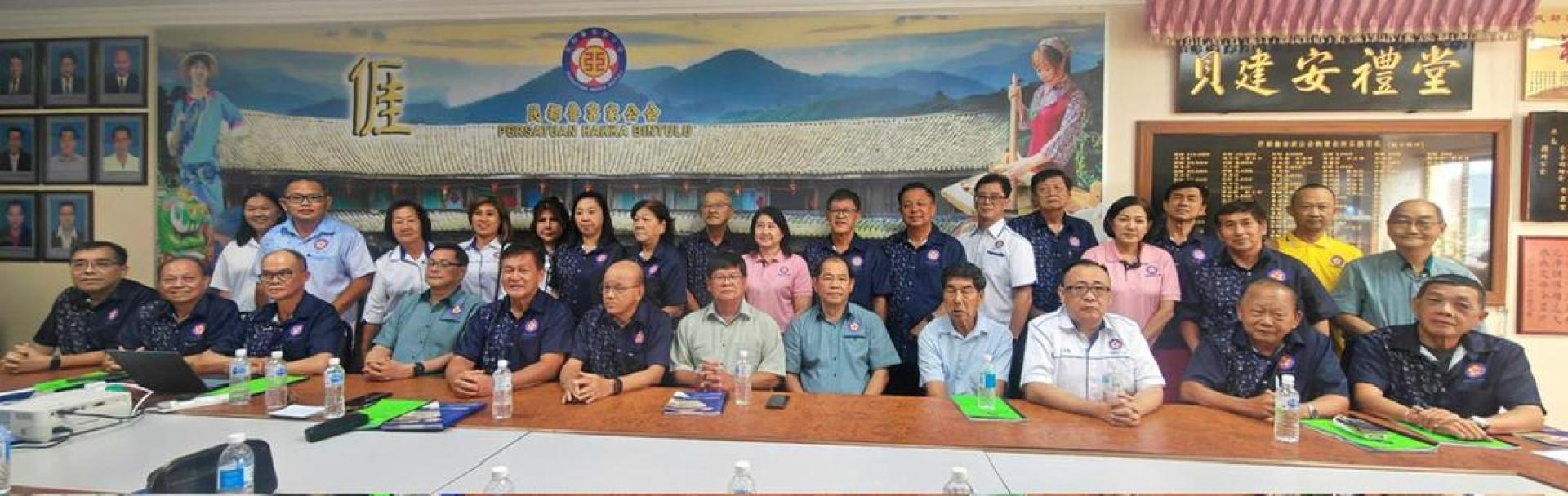 砂客联总第11届会员代表大会暨第12届选举出席者合影。左4起为新届总会长江山河及总会长赖文伟。