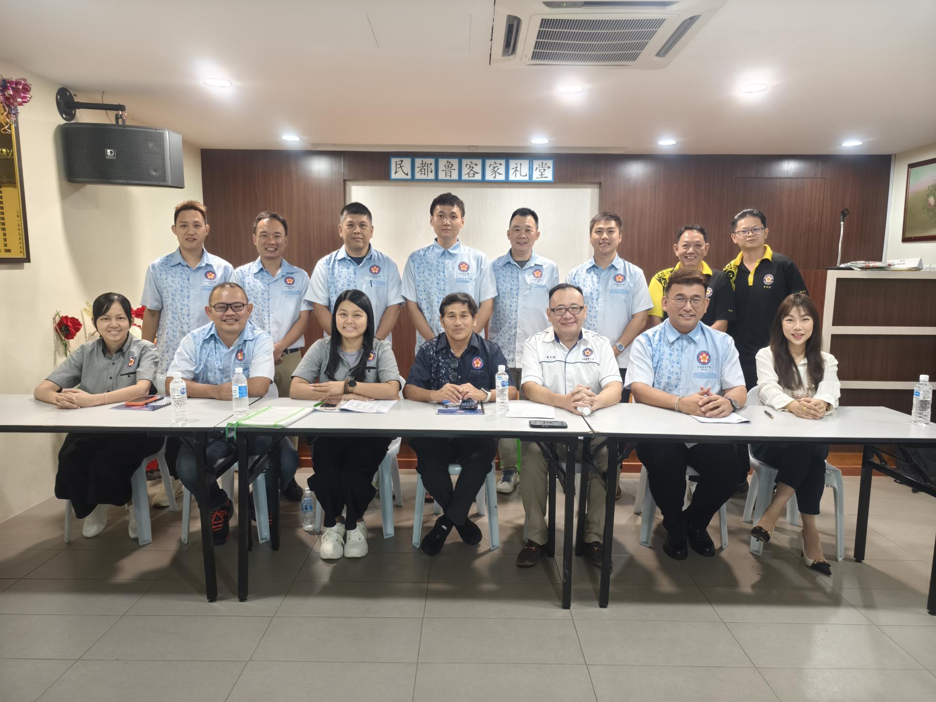 砂拉越客家公会联合总会第12届(2026-2027年度)青年团选举会议后合影。前排左起为新届财政刘丽珠、选委会成员刘圀樑名誉团长、新届秘书兼名誉团长刘丽美、选举委员会主任黄俊康名誉团长、选委会成员梁庆铭名誉团长、新届团长陈政锖及新届署理团长李芳苇。
