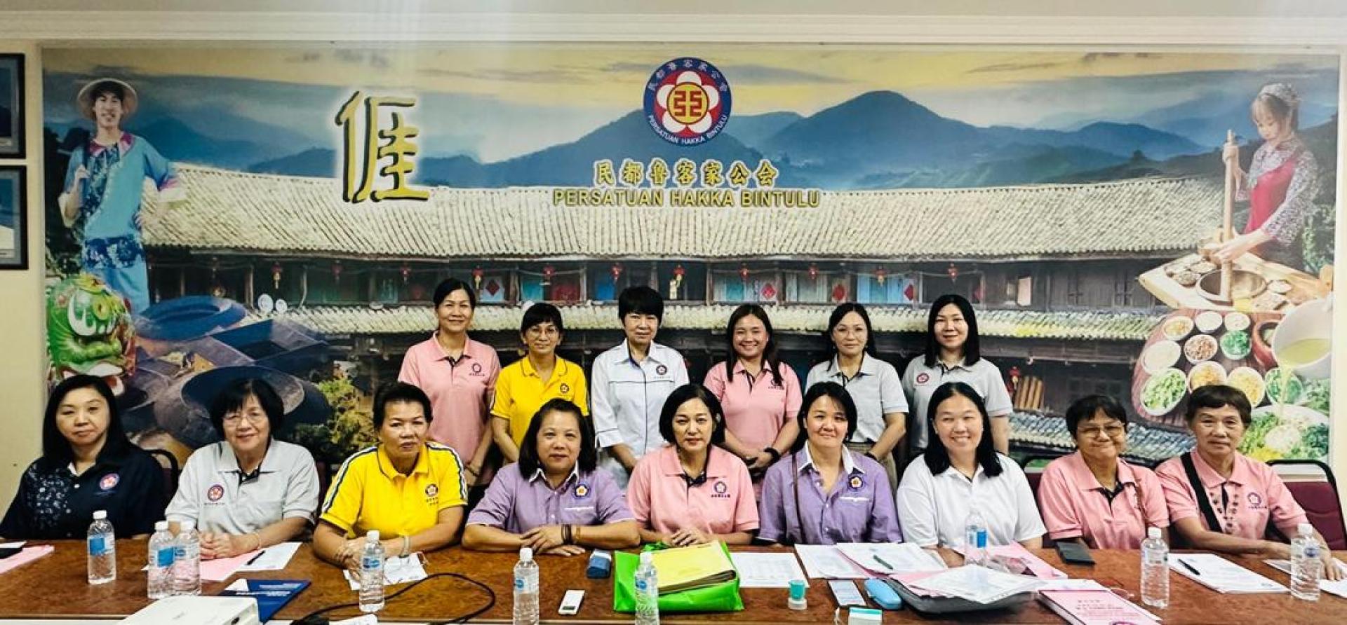 砂客联总妇女组第十二届选举后合影。中为杨秋露。