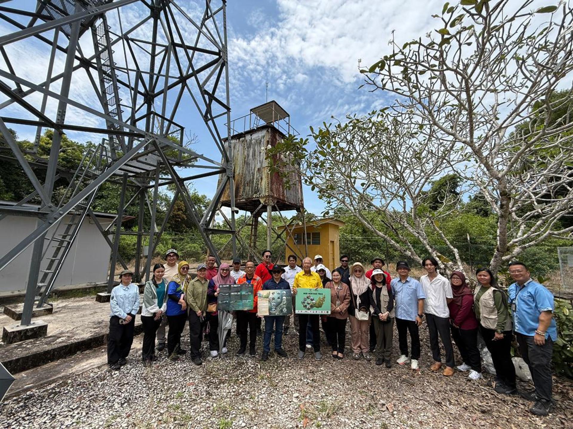 砂旅游部副部长拿督陈超耀（前排左8）及考察团在布莱顿海滩日军登陆遗址合影。