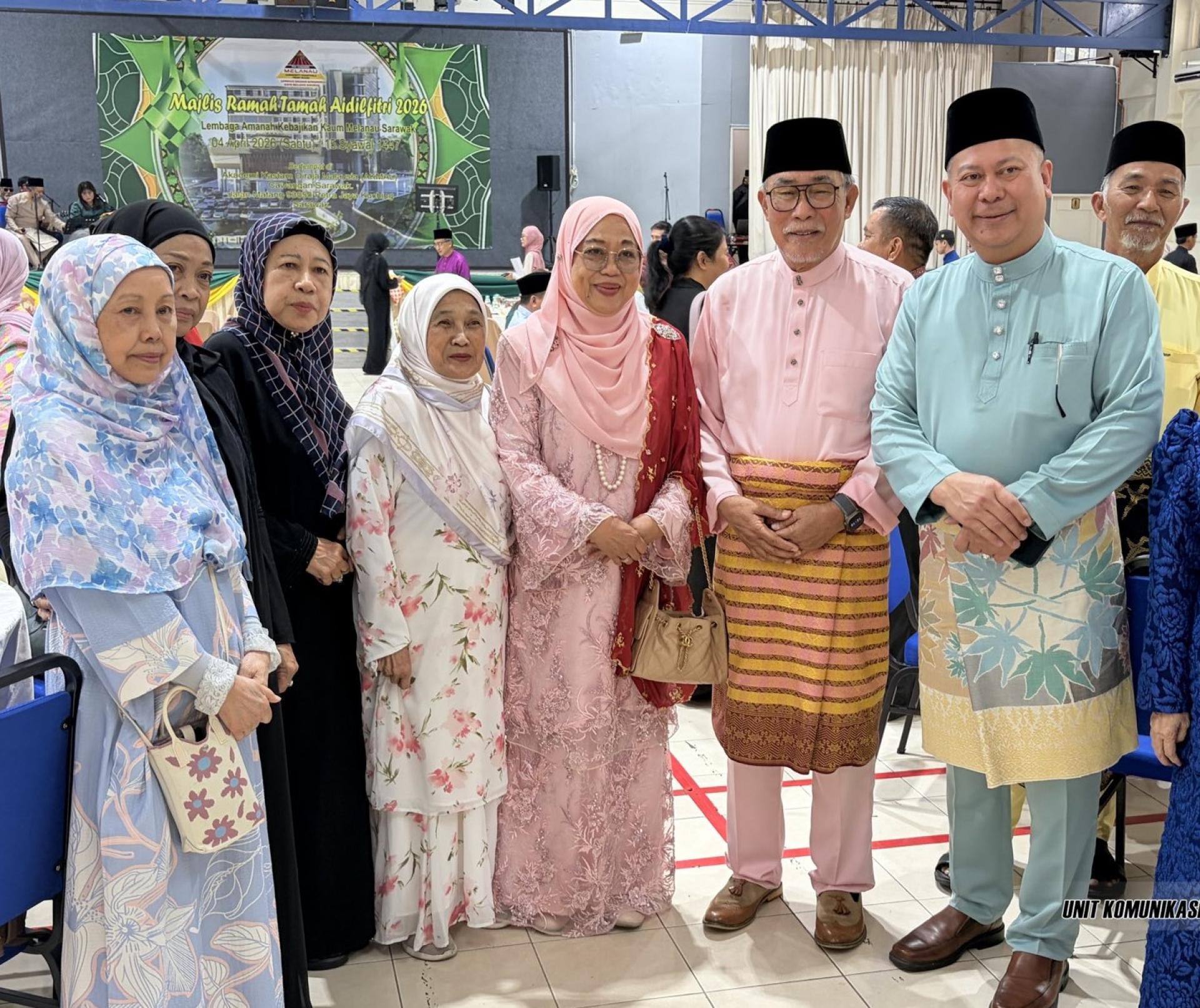 连达立（前排右2）与在场嘉宾们合影。