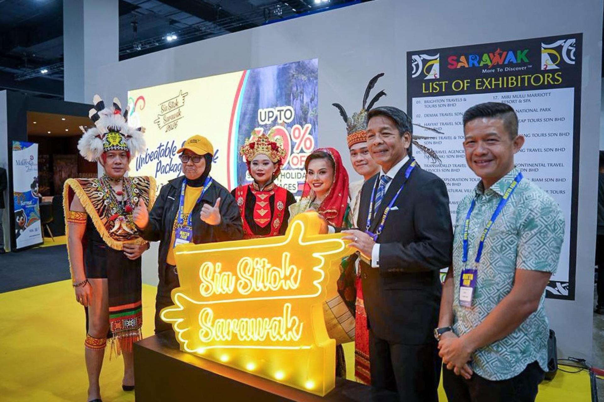砂拉越旅游局主席拿督丹尼斯奥（右2）在马来西亚国际旅游展销会上正式启动“2026砂拉越之旅”（Sia Sitok Sarawak 2026）活动，推出限时优惠。