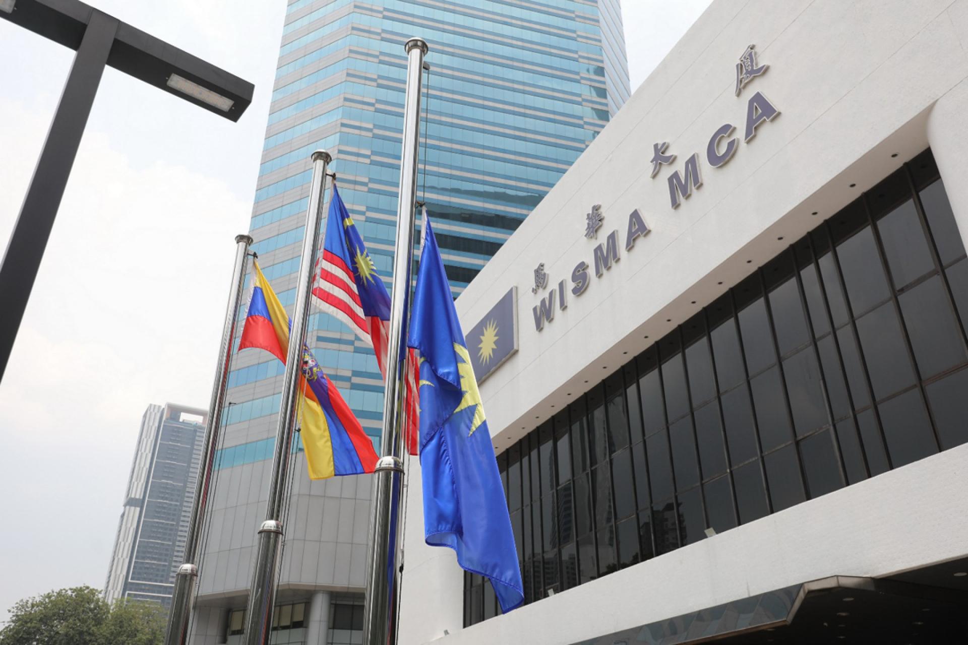 魏家祥已指示马华总部降半旗，以示哀悼。