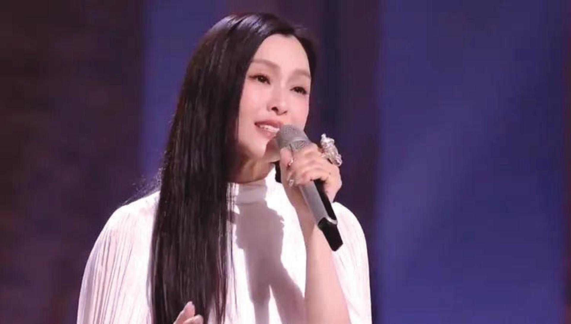 范玮琪唱《如果的事》声音有点紧。