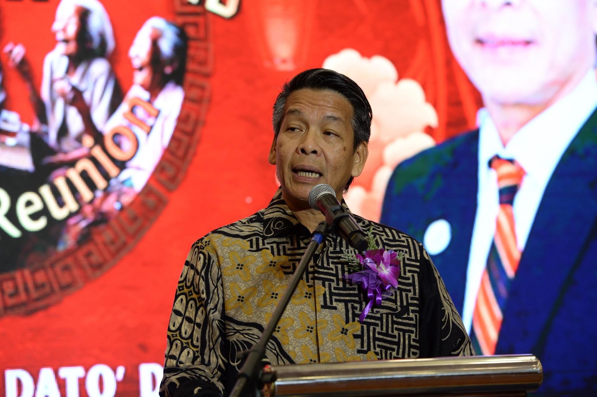 德浪乌山区议员拿督丹尼斯奥昨晚出席“弄拉玛同乡聚会2.0”晚宴致词时摄。