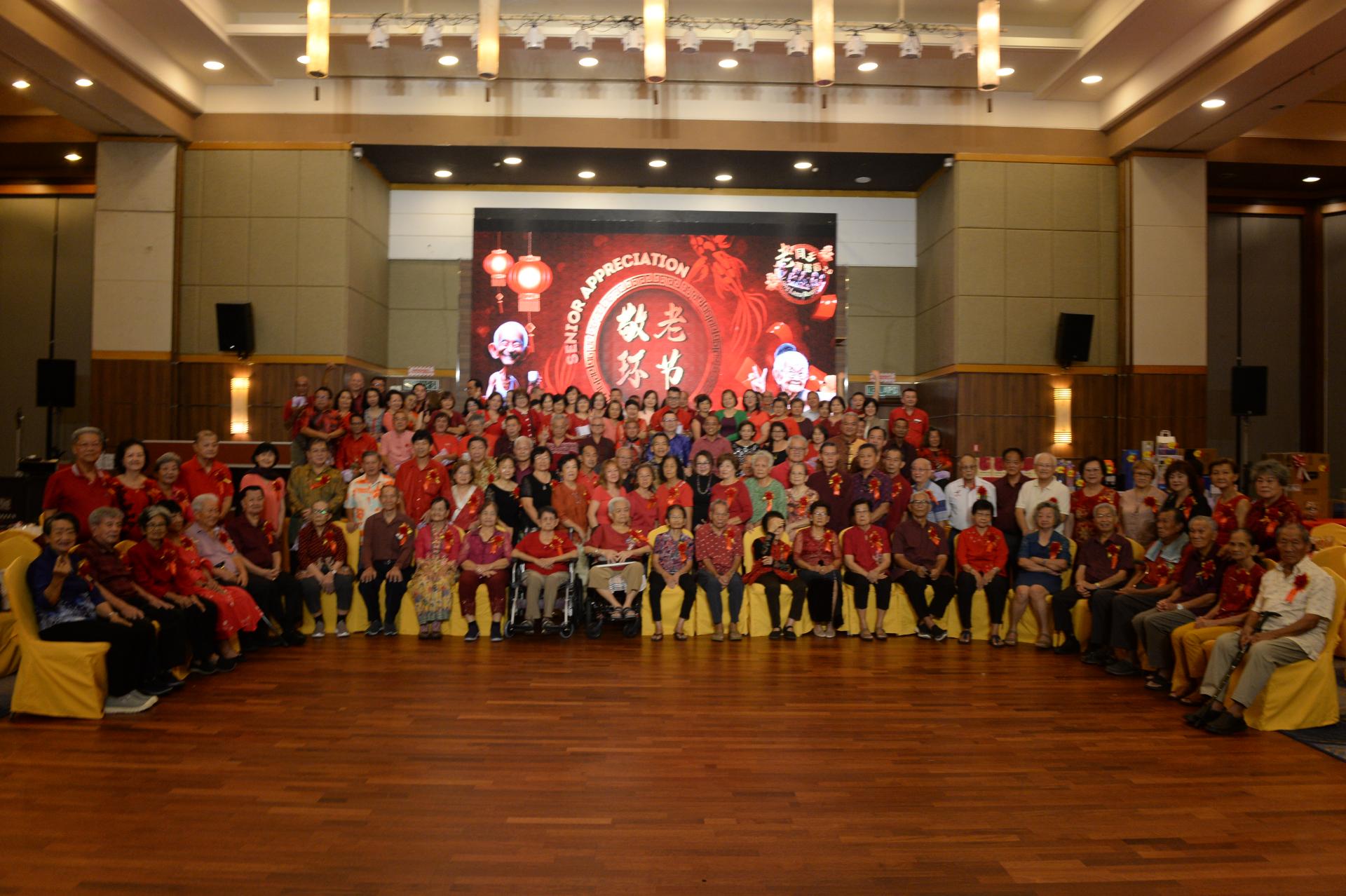 弄拉玛“老同乡再聚首2.0，同乡再聚情更深”同乡聚餐晚宴会上  ，举行敬老活动，获颁红包予凡60岁以上者合影。