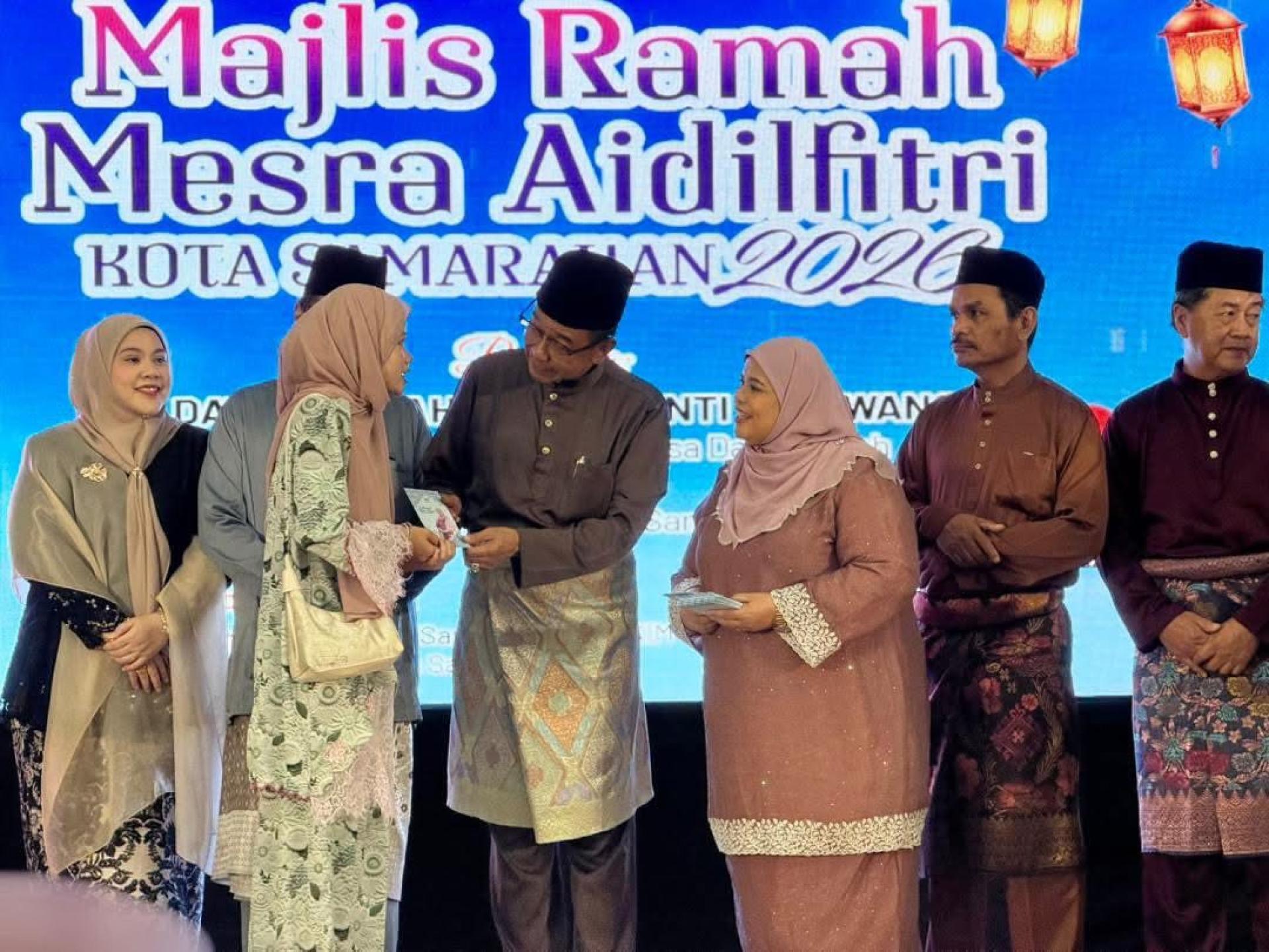 拿督斯里阿都卡林出席在三马拉汉举行的开斋节活动。