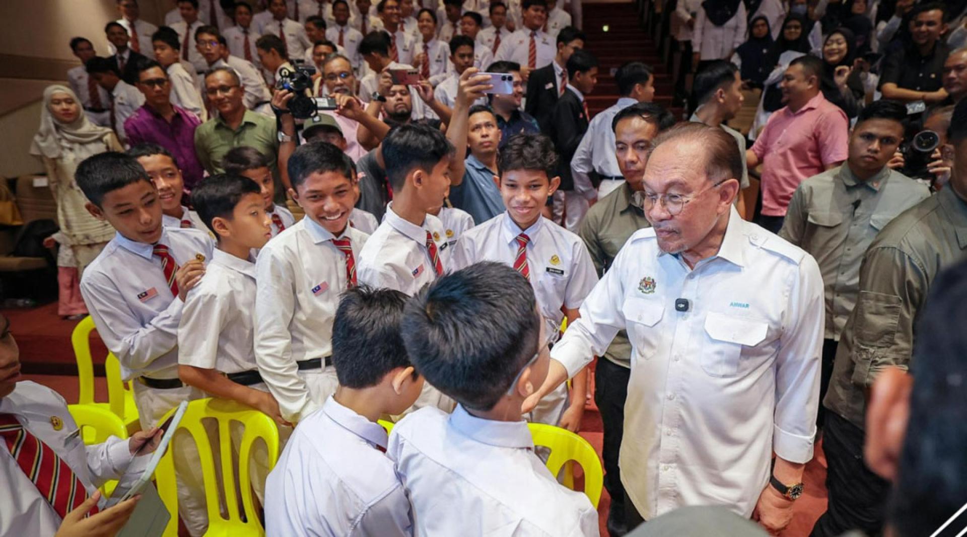 安华在江沙马来学院与师生进行“与安华会面”交流活动。
