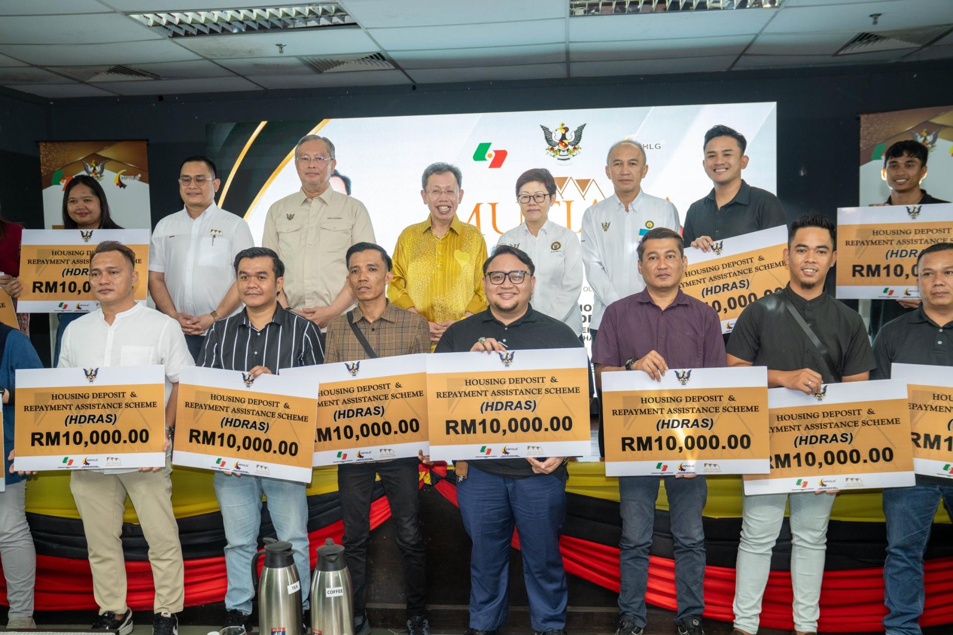 拿督阿玛沈桂贤（后排左4）与获得RSM项目资助函的受惠者合影。