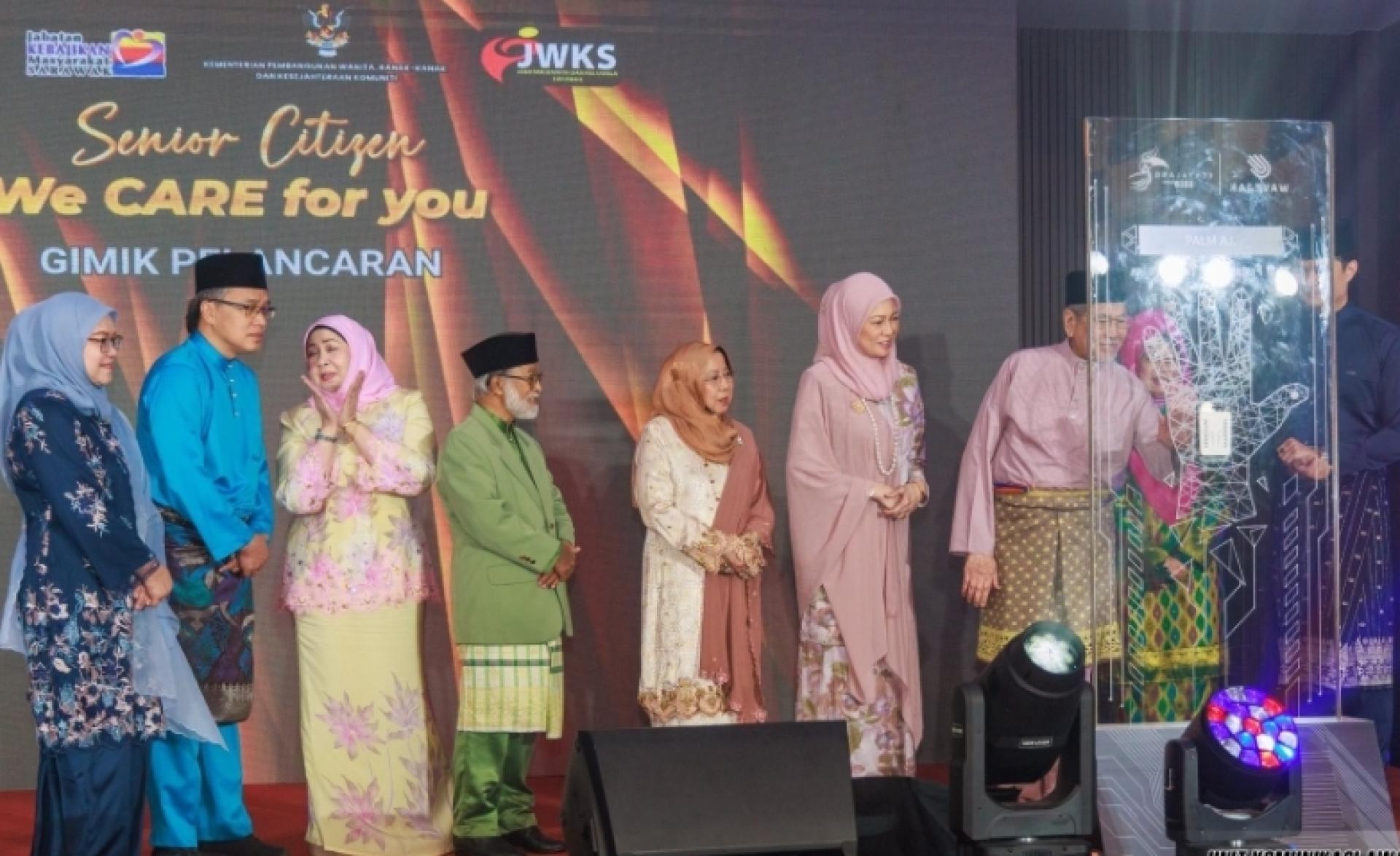 砂元首敦丕显斯里旺朱乃迪与元首后杜潘拿督巴丁宜弗兹雅推介“乐龄人士：我们关心您”（Senior Citizen: We CARE for You）。