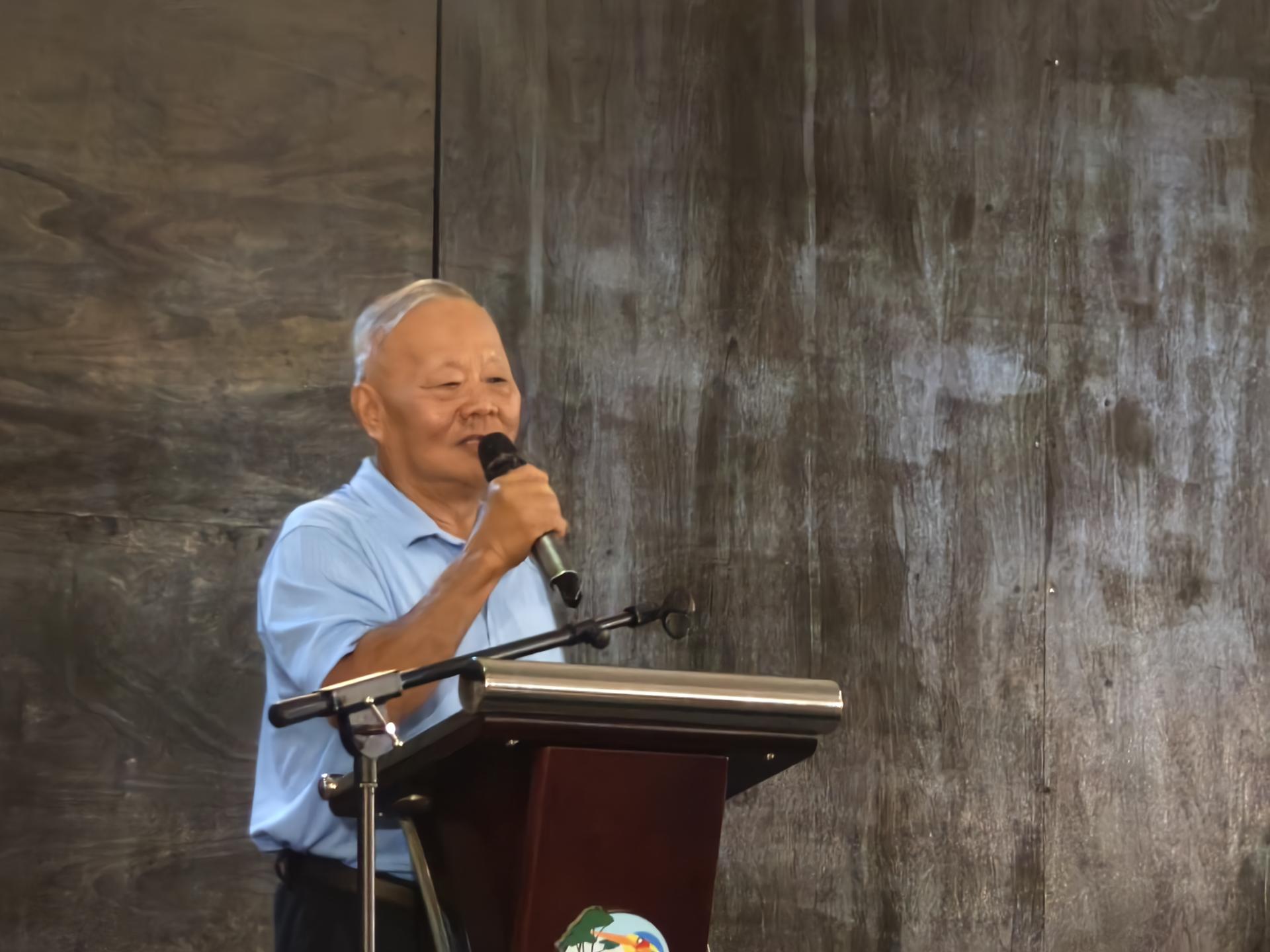 刘久健在廉律中学新春舞狮慰劳宴上致词，感谢团队多年付出。