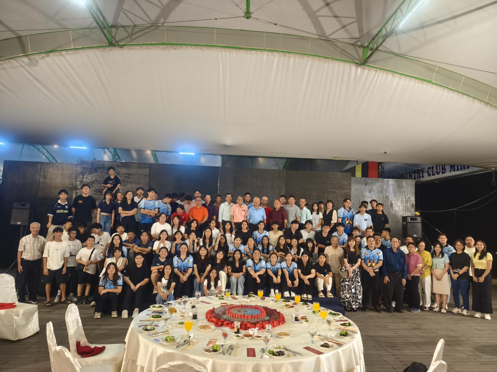 廉律中学董事、教师与舞狮团队成员合影留念，共享慰劳宴。