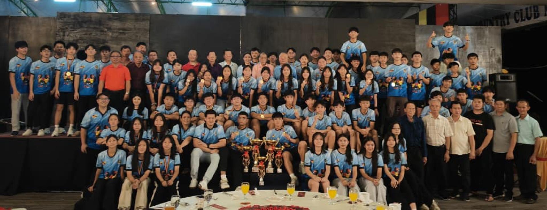 廉律中学运动员、教练、负责老师与董事部成员齐聚慰劳宴合影。