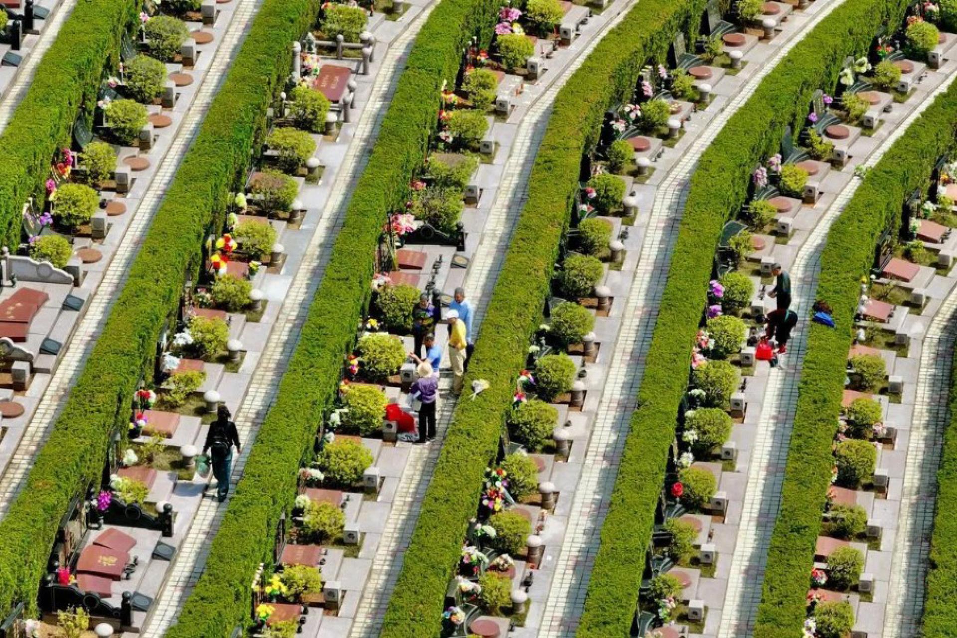 民众4月2日在福建省福州市三山人文纪念园祭扫。