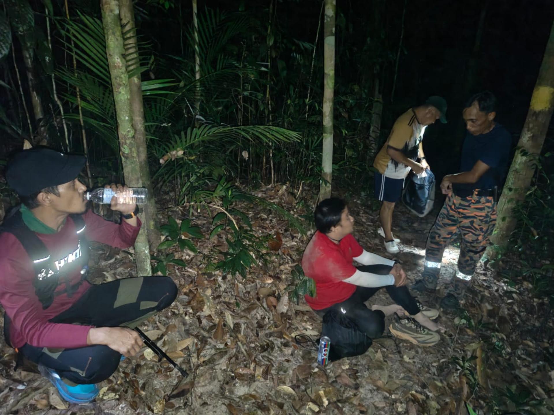 消拯队员深夜进入兰卑尔山国家公园展开搜救行动，成功寻获受困登山客。