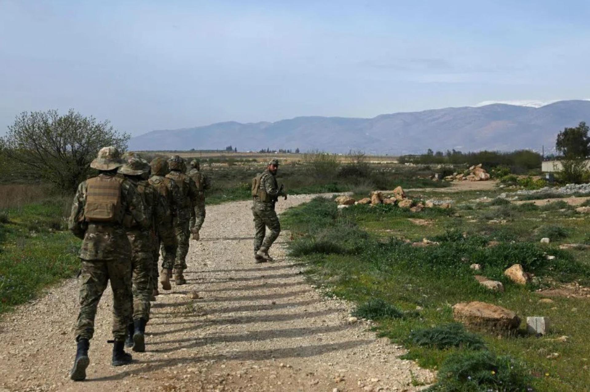 4月1日，叙利亚军队士兵在叙利亚-黎巴嫩边境的库赛尔农村地区巡逻。