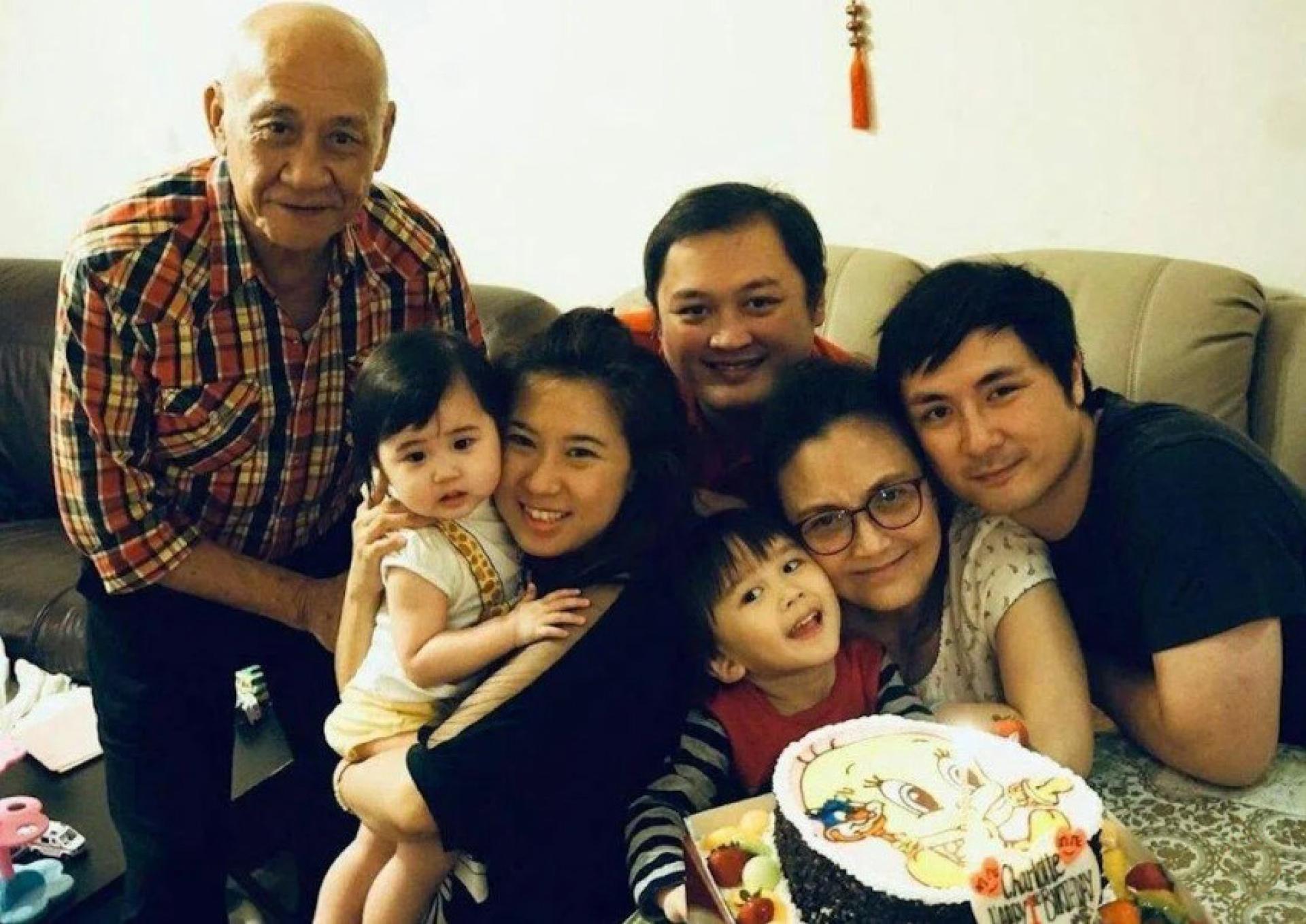 施明（右2）一家七口曾经和乐融融。左起为李家鼎、李泳汉幼女、李泳汉妻子、李泳汉、李泳汉长子、李泳豪。