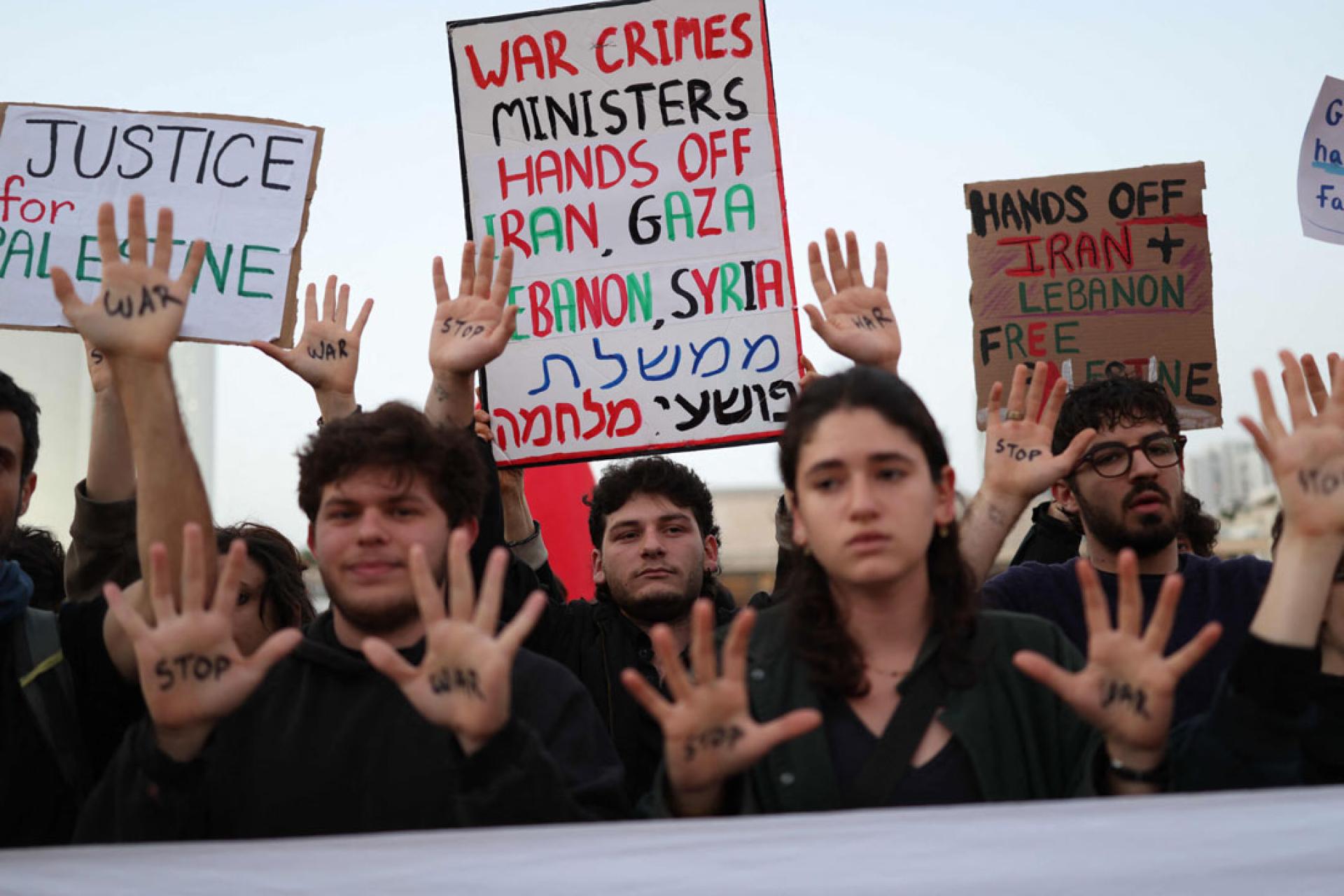 民众高举反战标语。