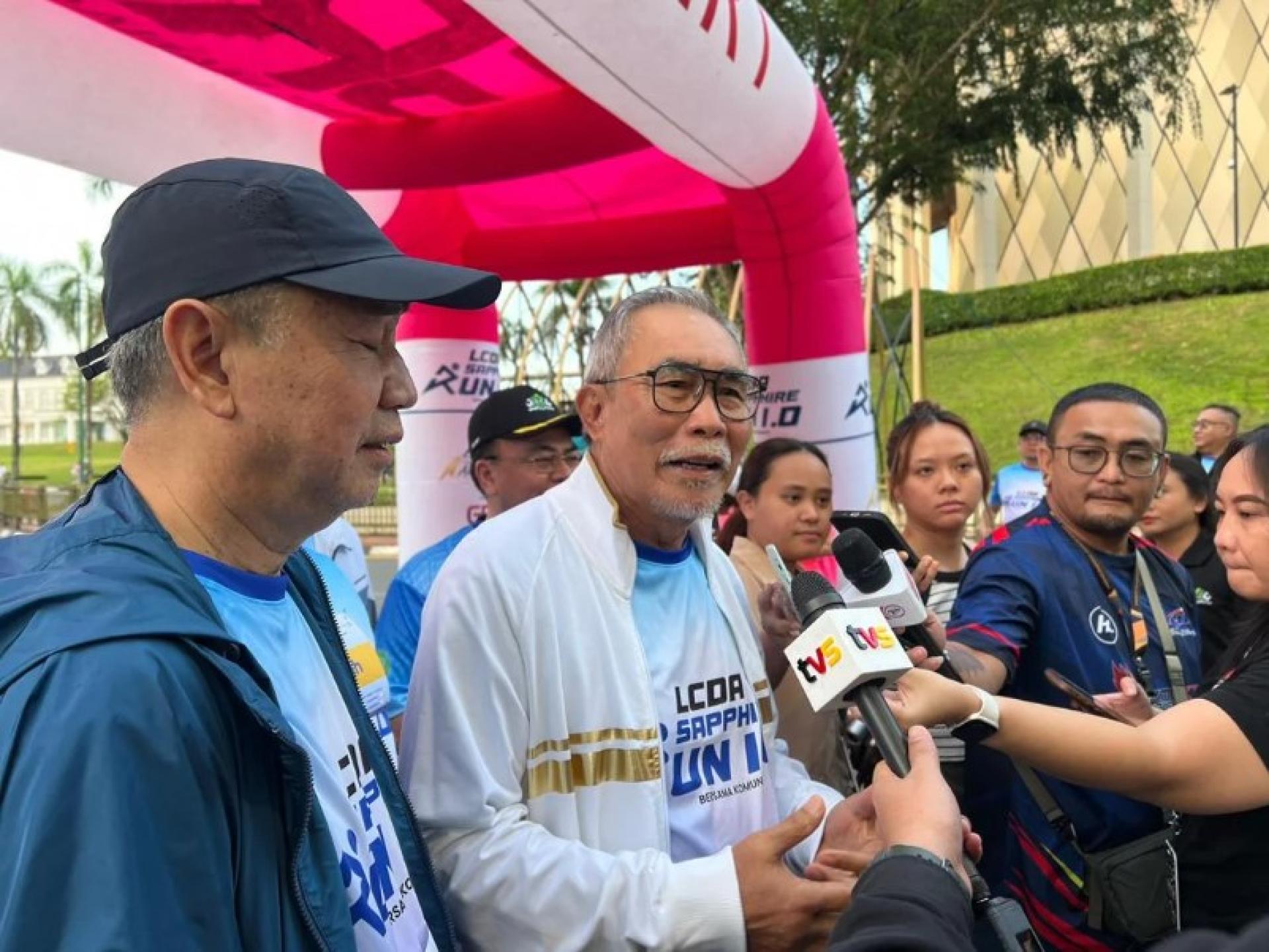 连达立在本地独立广场主持“LCDA 1.0社区公益跑”活动后，对媒体发表讲话。