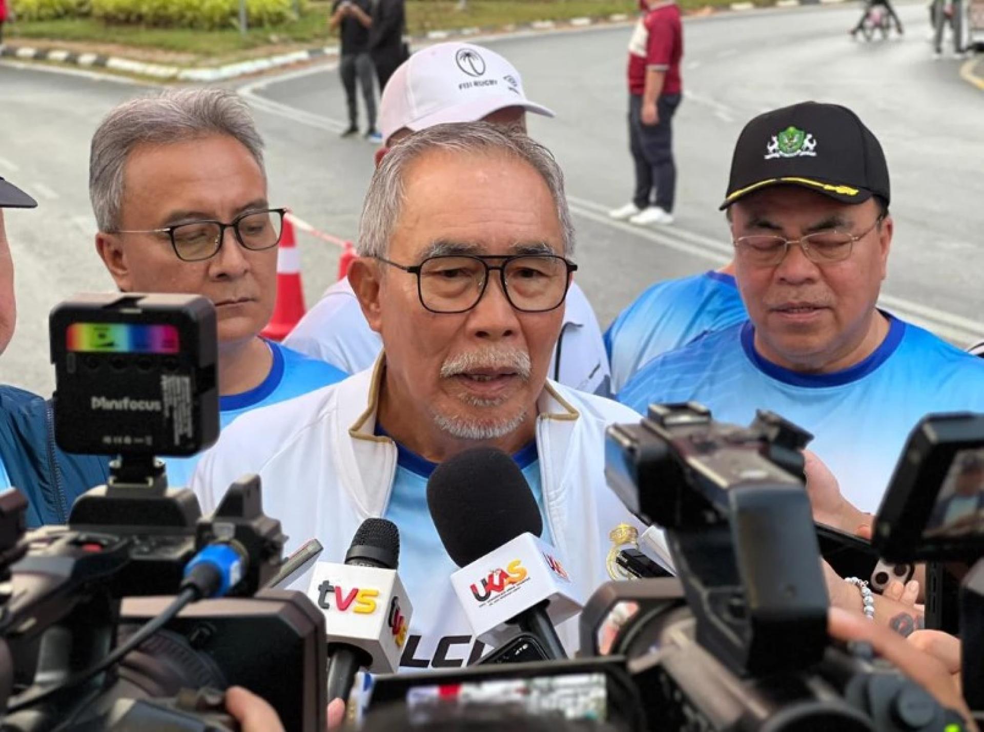 连达立在本地独立广场主持“LCDA 1.0社区公益跑”活动后，对媒体发表讲话。