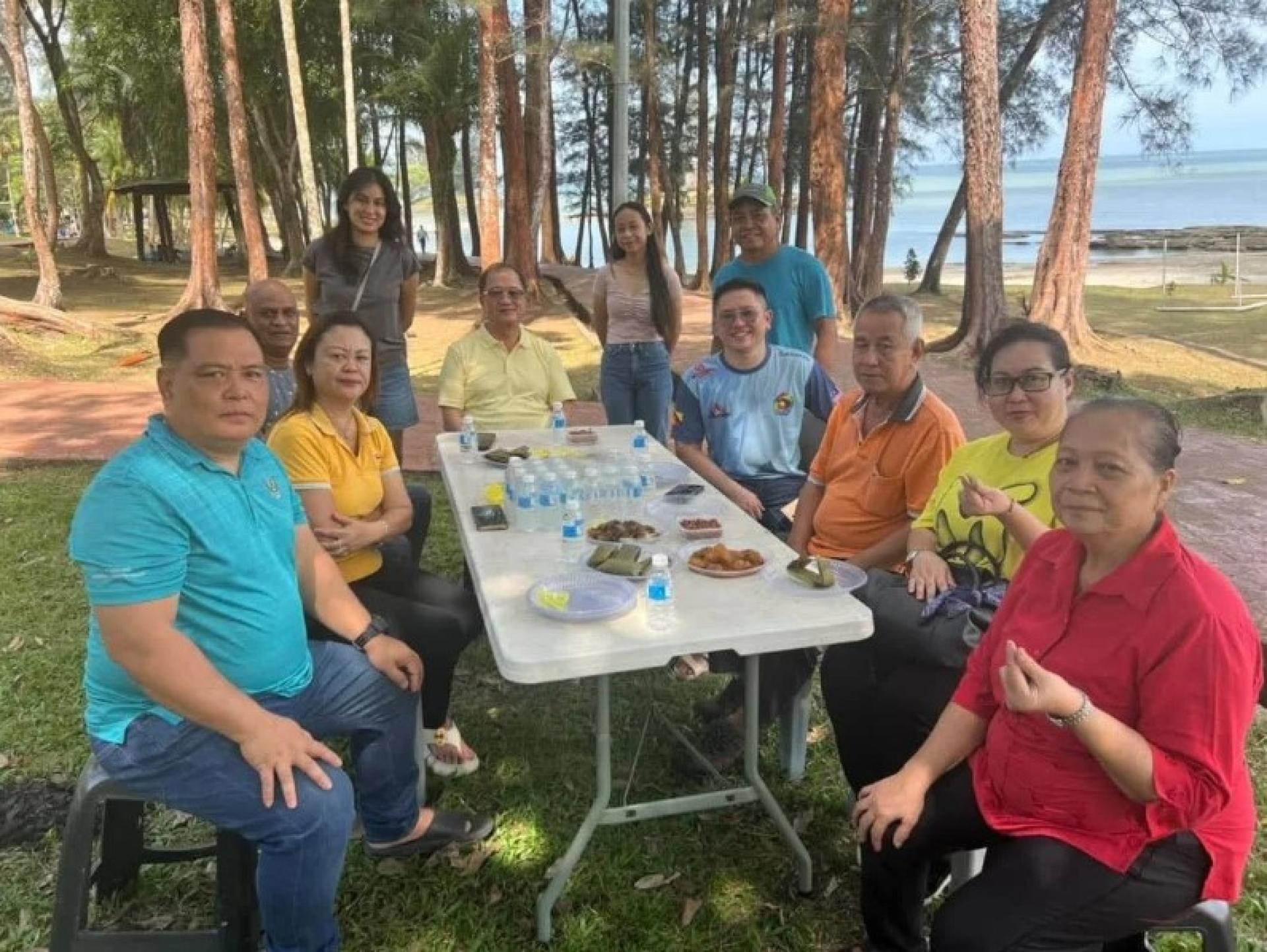 潘隆铭在周日于丹绒巴都海滩的家庭日活动中，与Taman Tinggi社区民众亲切互动。