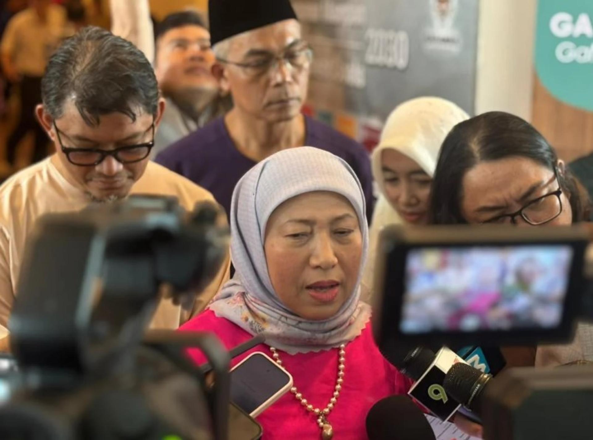 南茜在出席Bank Rakyat开斋节庆活动后接受采访，地点为砂拉越国家图书馆。