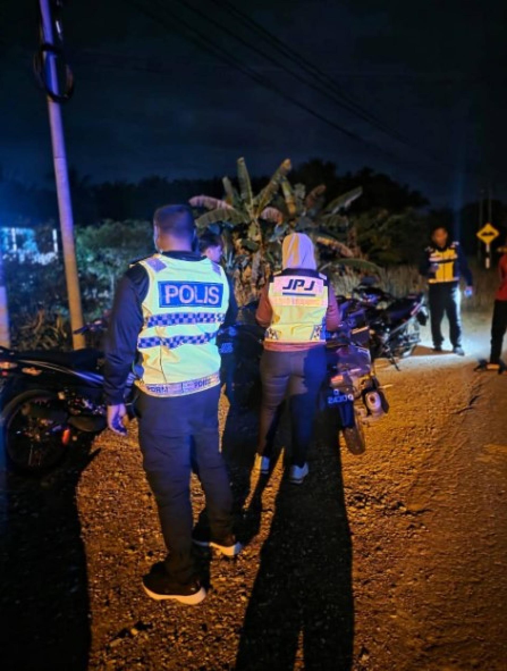 警方与陆交局执法人员在美里夜间行动中检查摩托车骑士，以打击非法飙车活动。