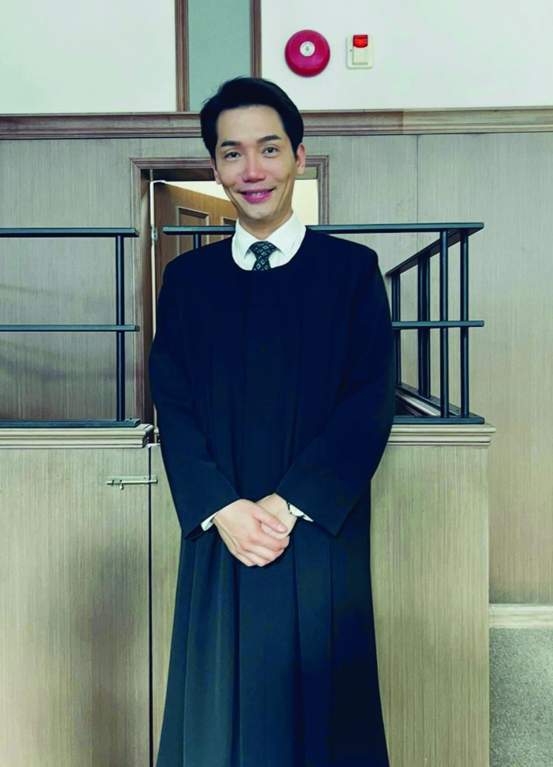 黄建东在《正义女神》瘦成纸片人。