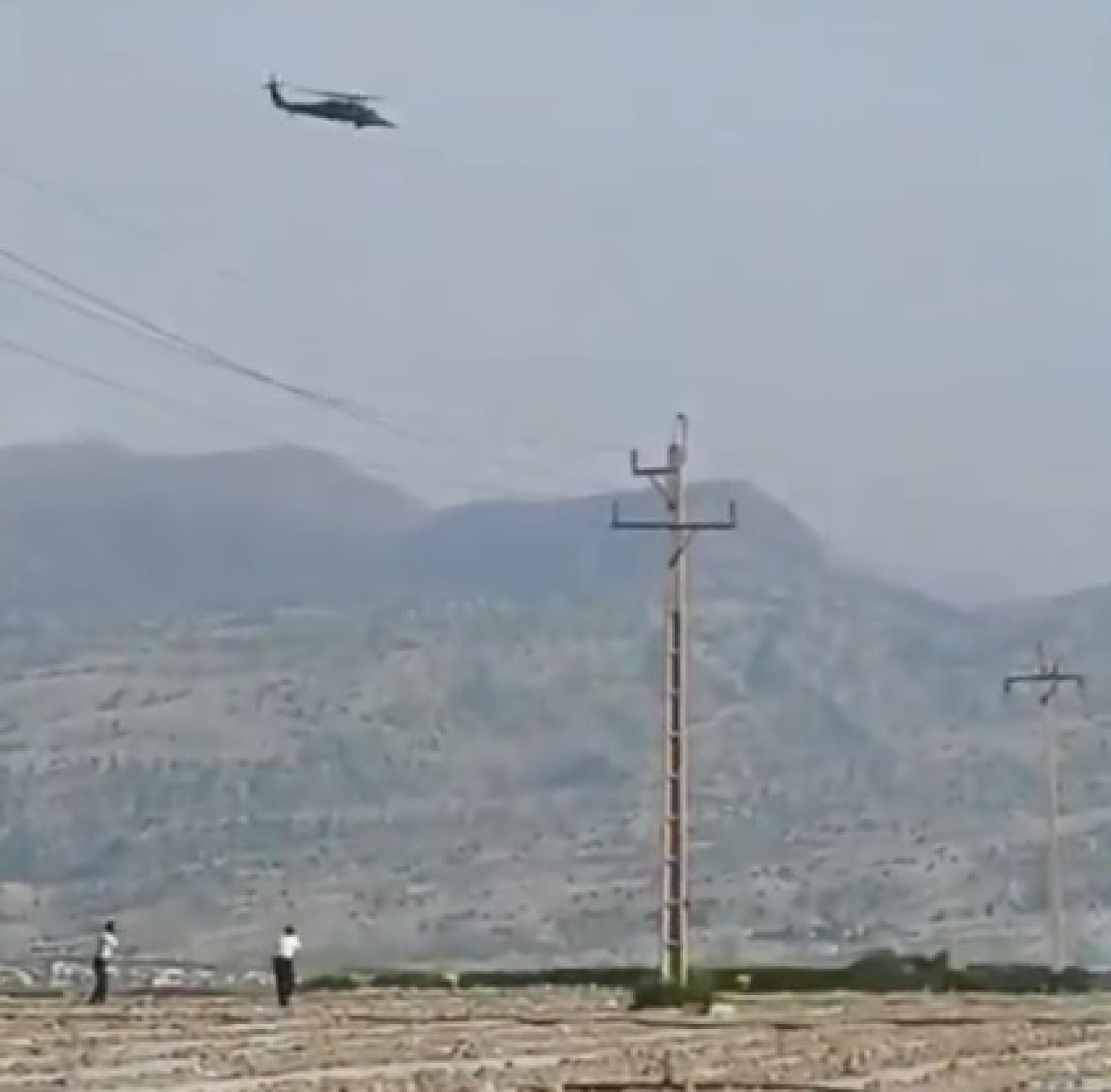 社群媒体流出画面，可见伊朗民众持枪朝美军搜救直升机开火。半官方梅尔通讯社发布影片称“勇敢的当地民众持枪朝美军直升机开火”。